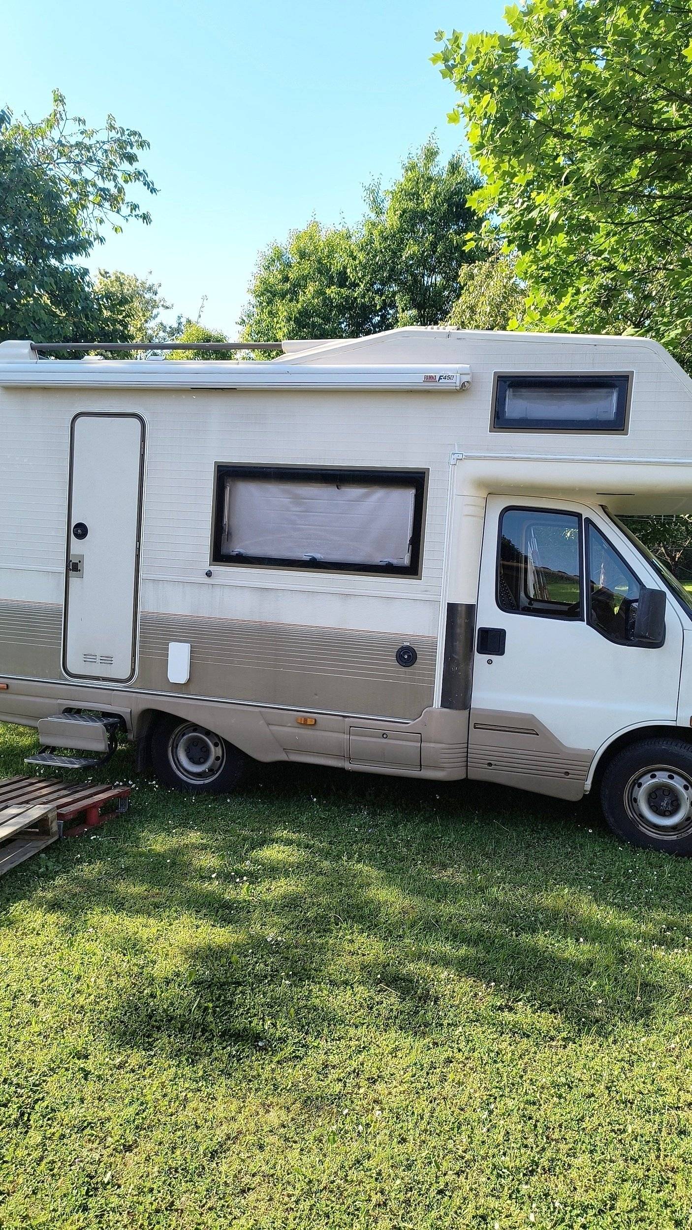 Front view from 3/4 Fiat Ducato 1.9TD - Yescapa