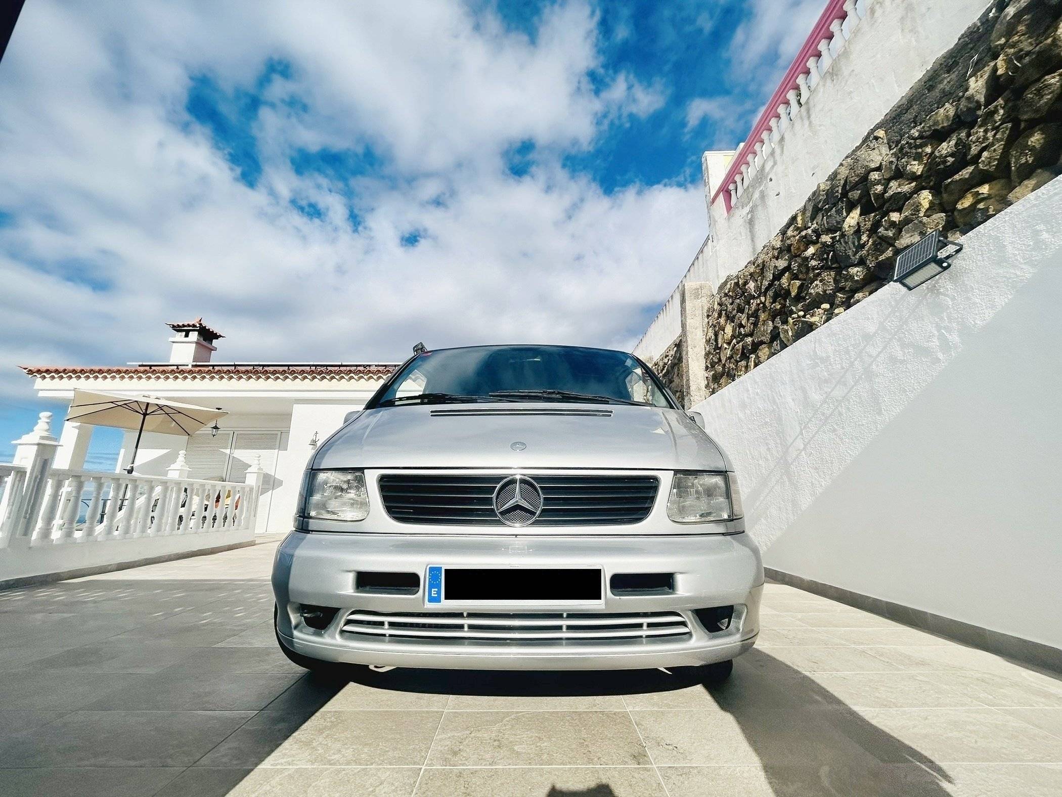 Vista del vehicle angle davanter Mercedes Vito 2,0 l 114 ch - Yescapa