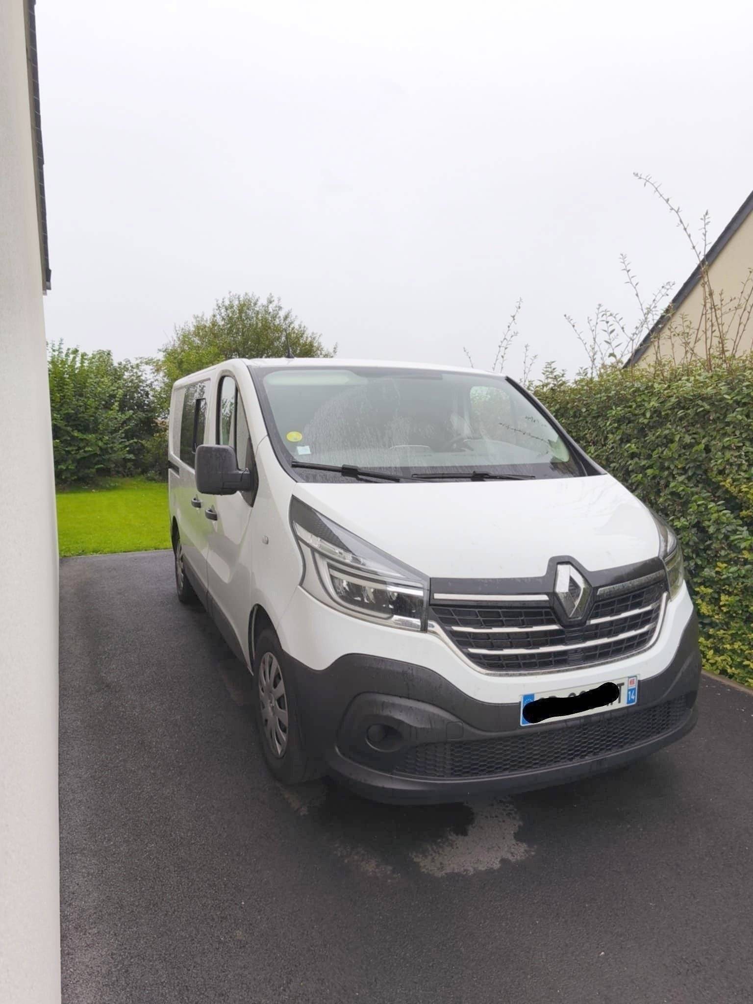 Vista del vehículo ángulo delantero Renault Trafic - Yescapa