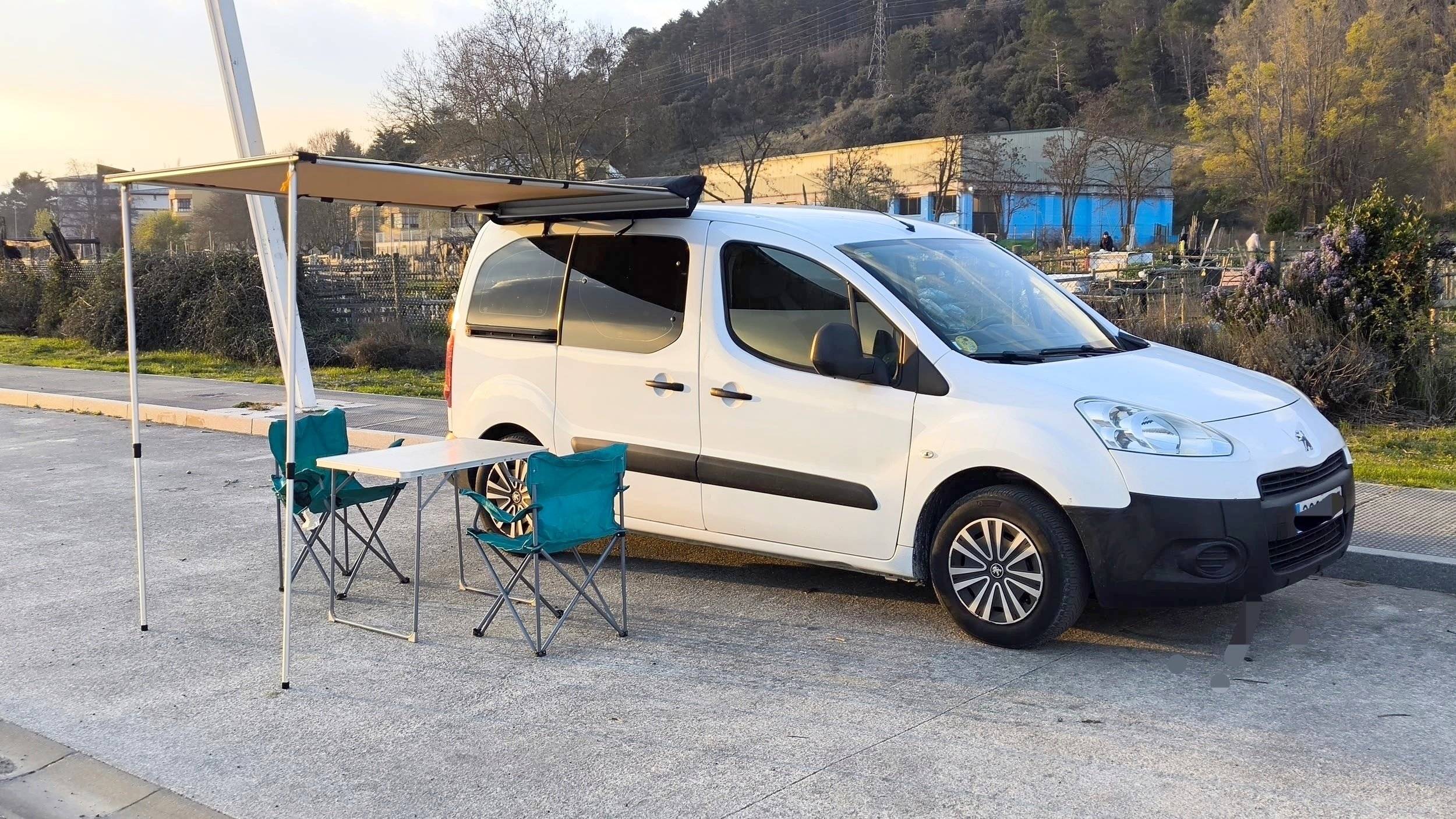 Front view from 3/4 Peugeot Partner1,6 HDI 90 Ch - Yescapa