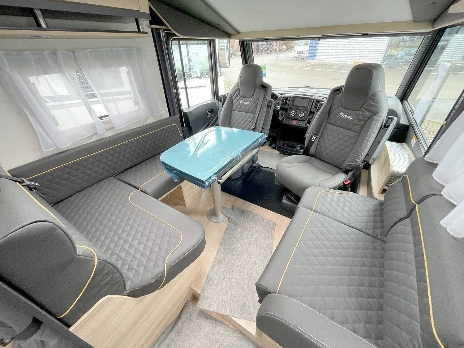 Dinette Peugeot CS660 - Yescapa