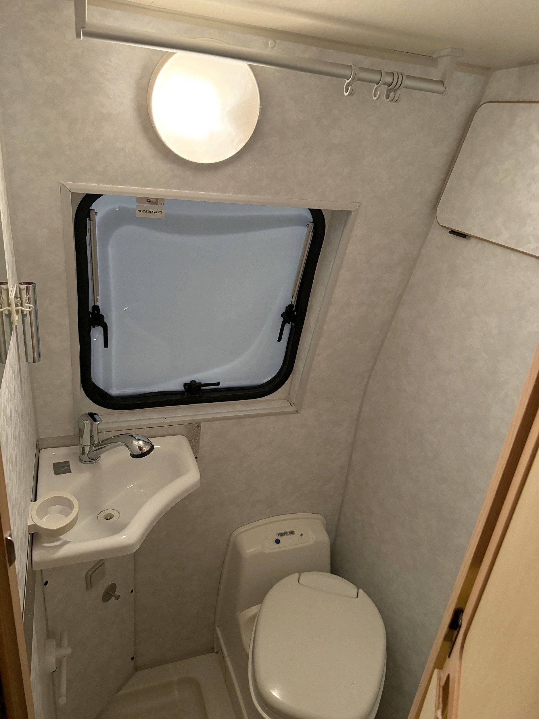 Dining Area Fiat Ducato 2,2 l JTD 100 ch. - Yescapa