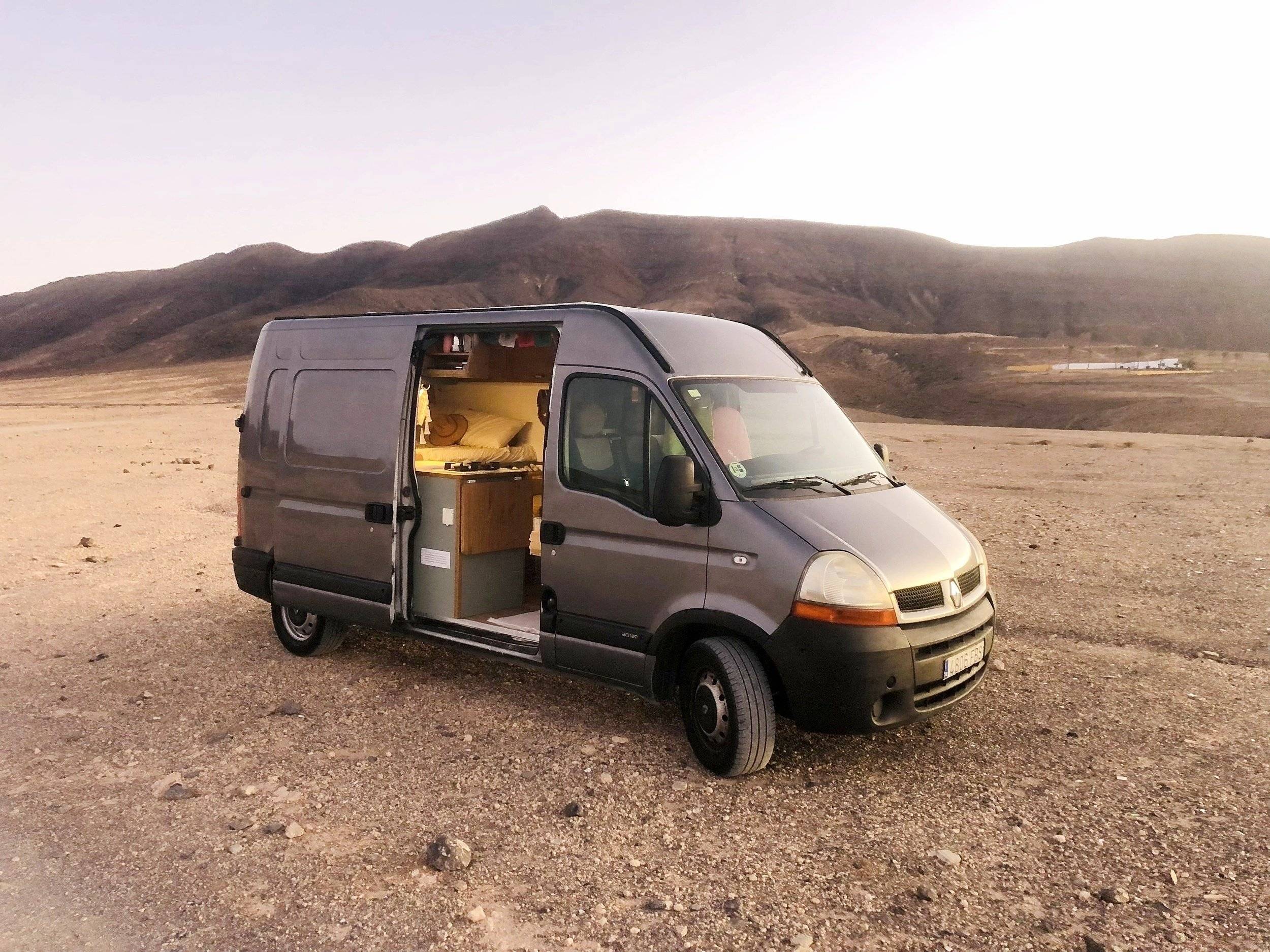 Vista frontale a ¾ Renault Renault master - Yescapa