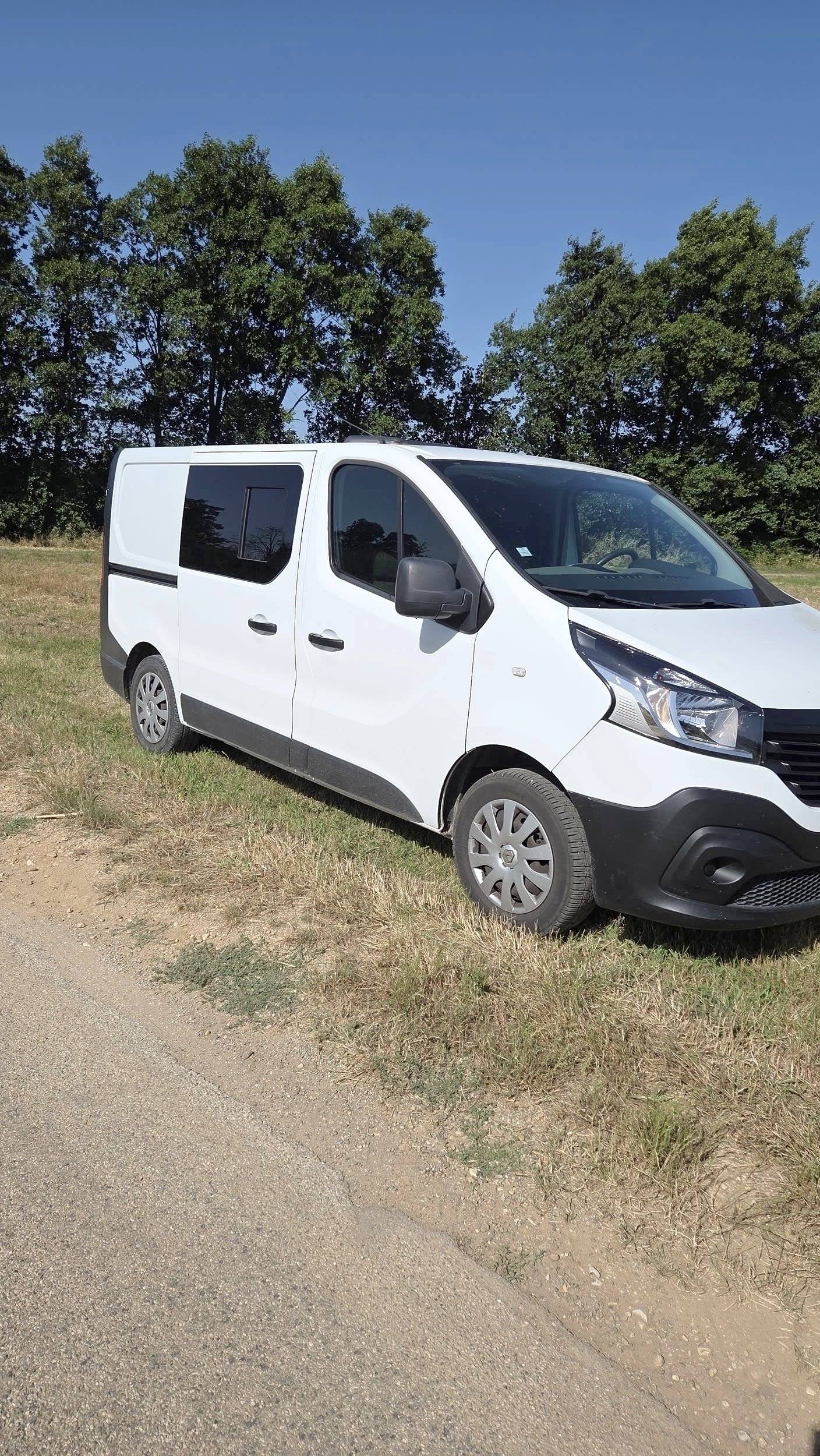 Front view from 3/4 Renault Trafic 1,6 l 120 ch - Yescapa