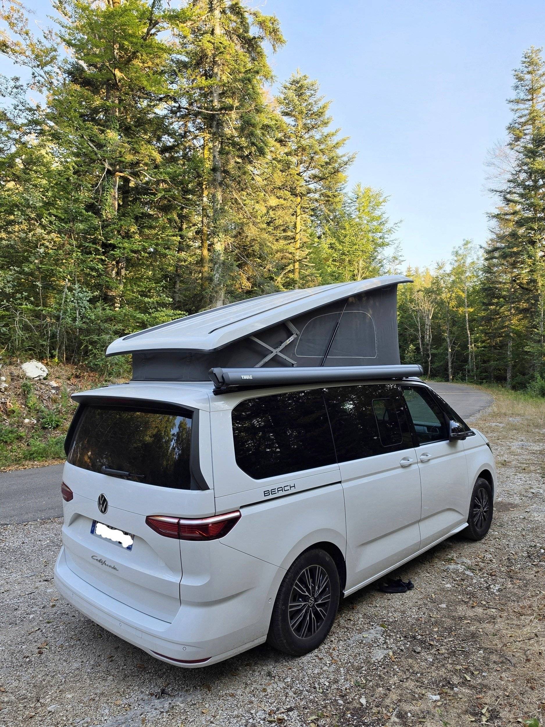 Vista part posterior del vehicle Volkswagen california beach camper T7 - Yescapa