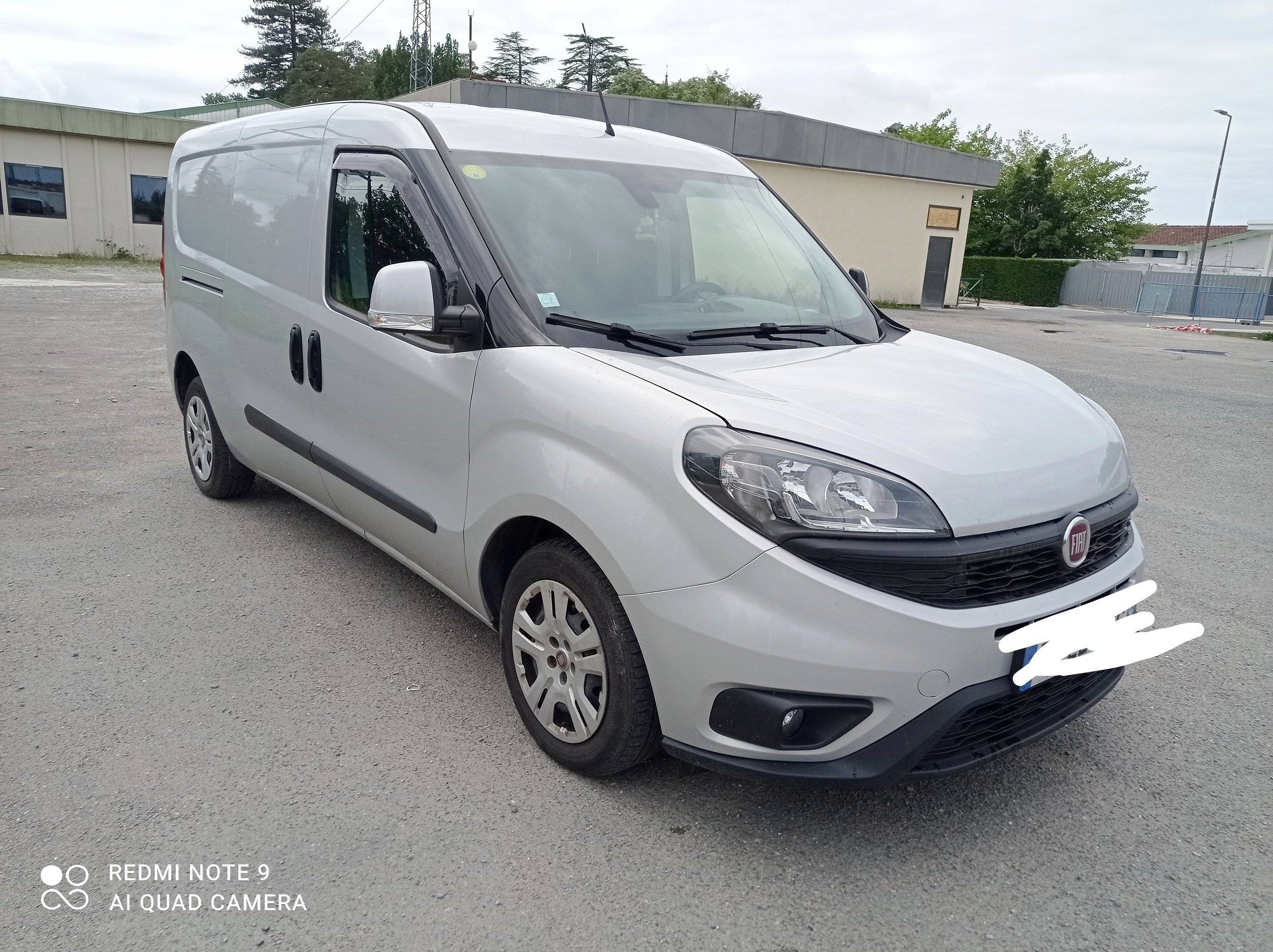 schräge Vorderansicht Fiat Doblo Cargo Maxi 1,6 l 105 ch - Yescapa