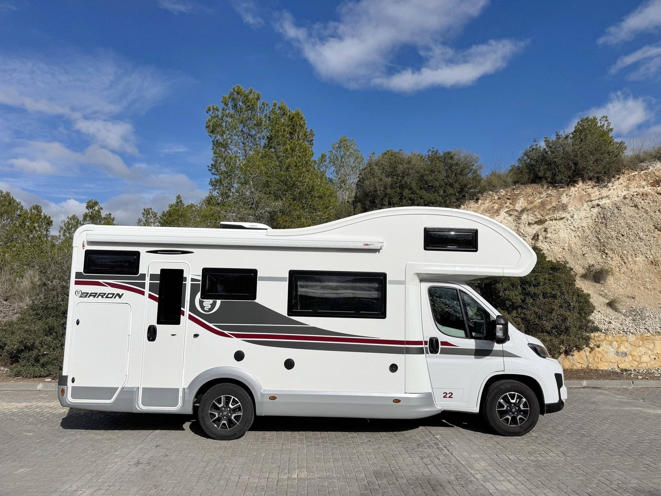 schräge Vorderansicht Fiat Ducato - Yescapa