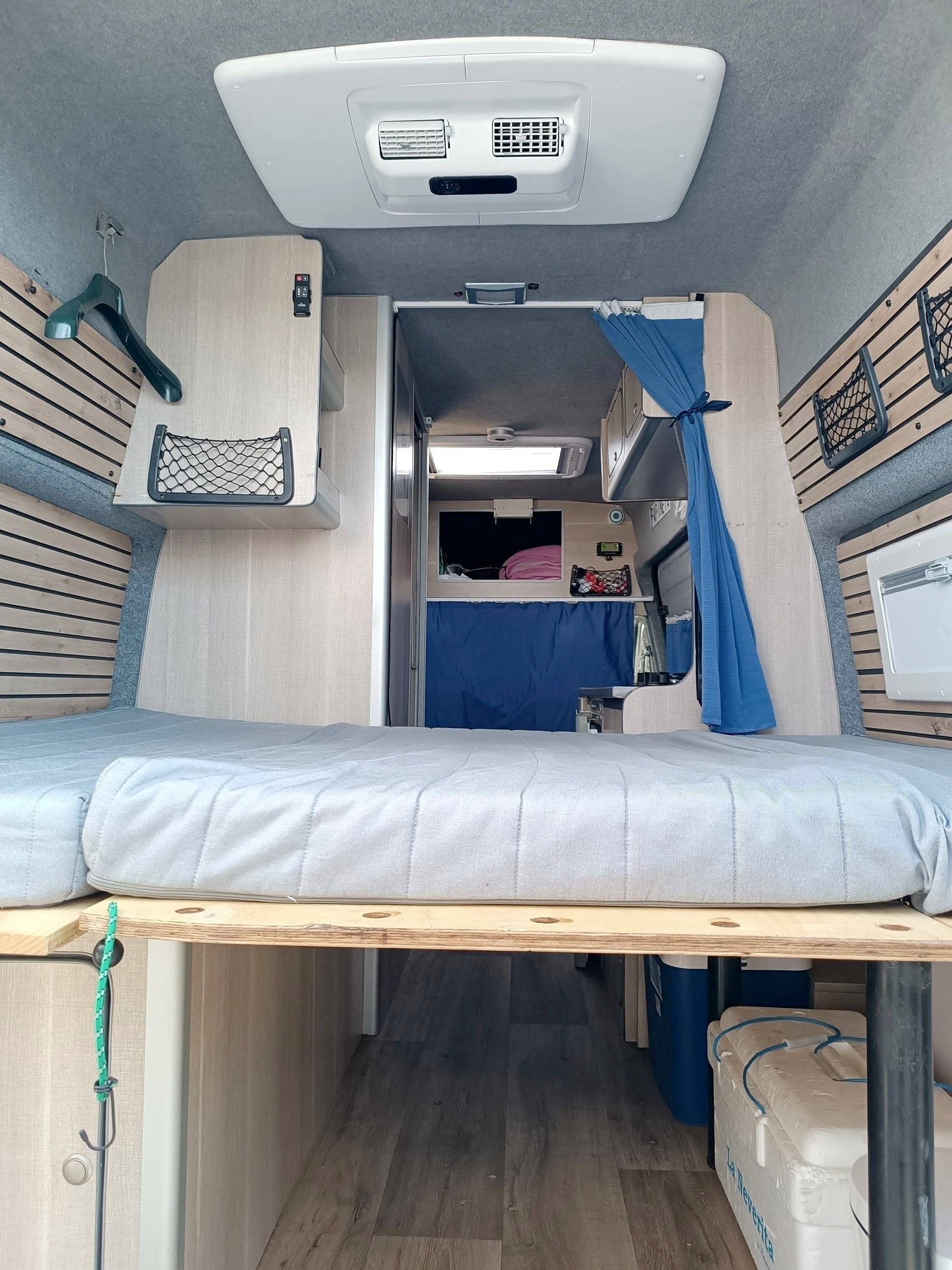 Schlafplätze Ford Transit 2,4 l 140 ch - Yescapa