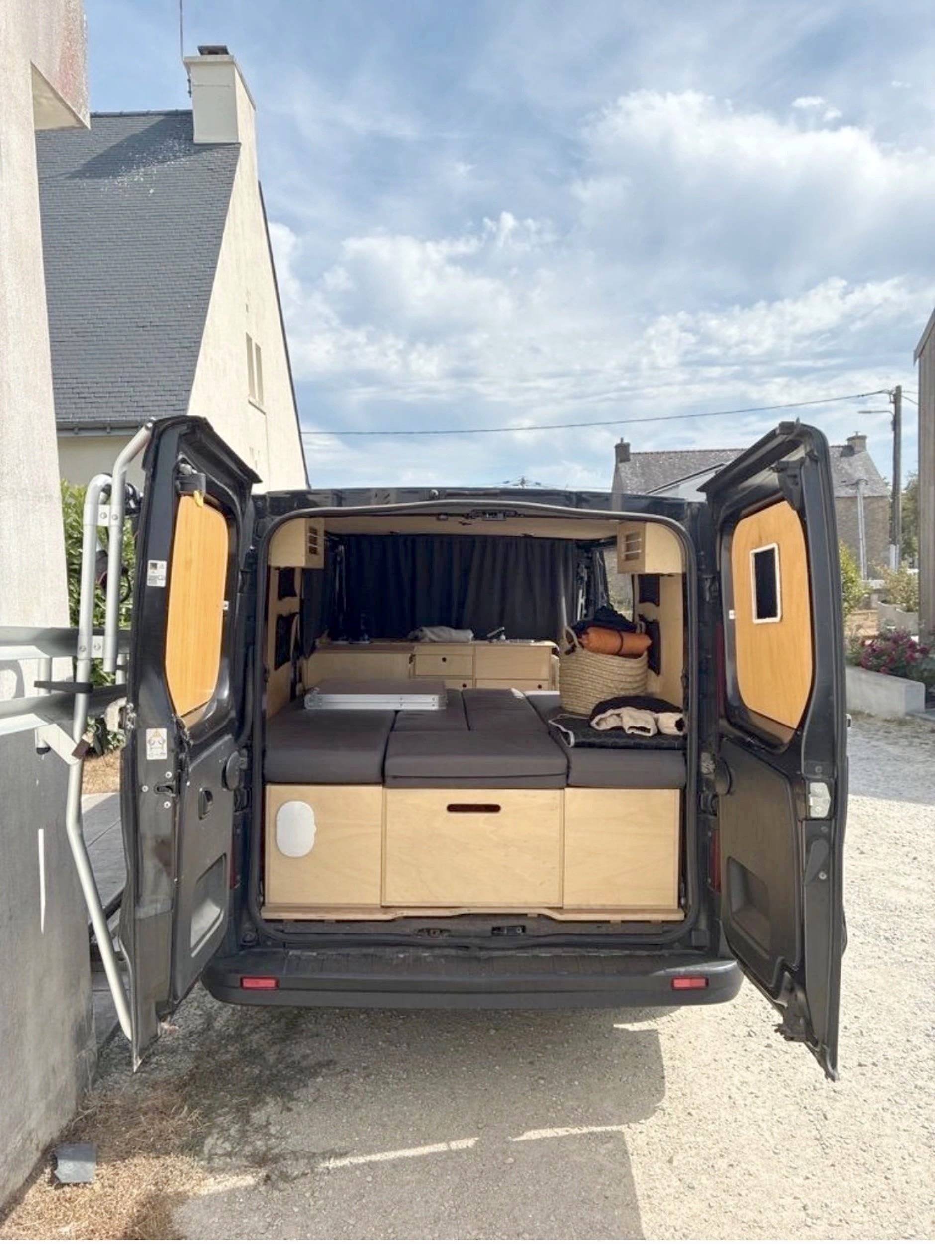 Dining Area Renault Trafic 1,6 l 125 ch - Yescapa