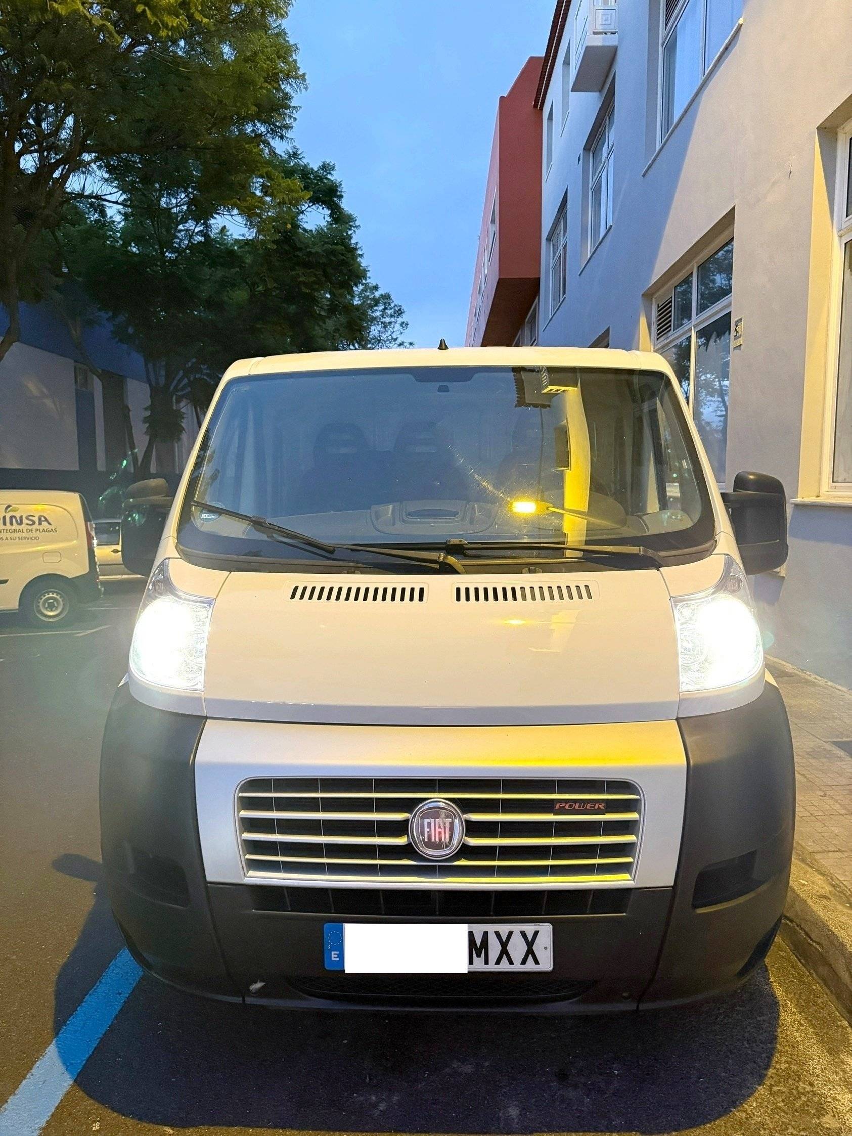 schräge Vorderansicht Fiat - Yescapa