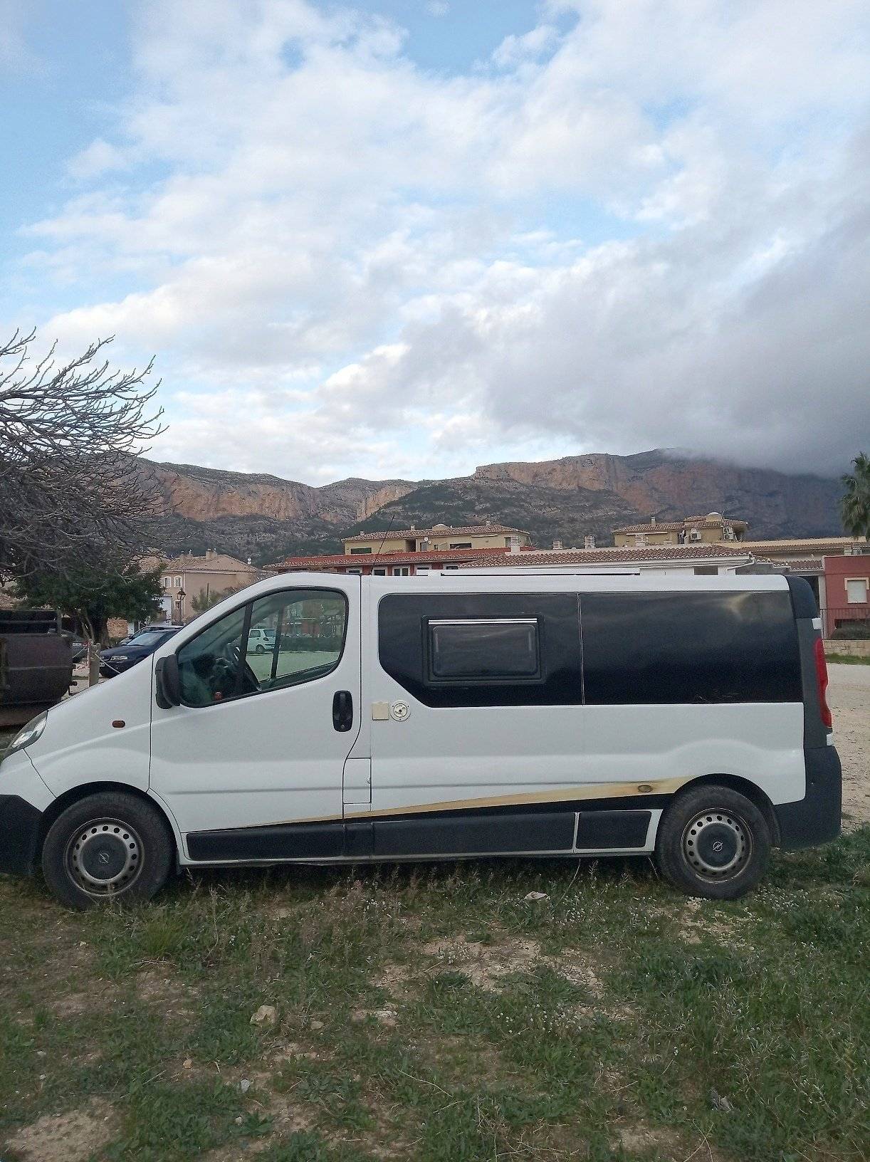 Vista frontale a ¾ Renault - Yescapa