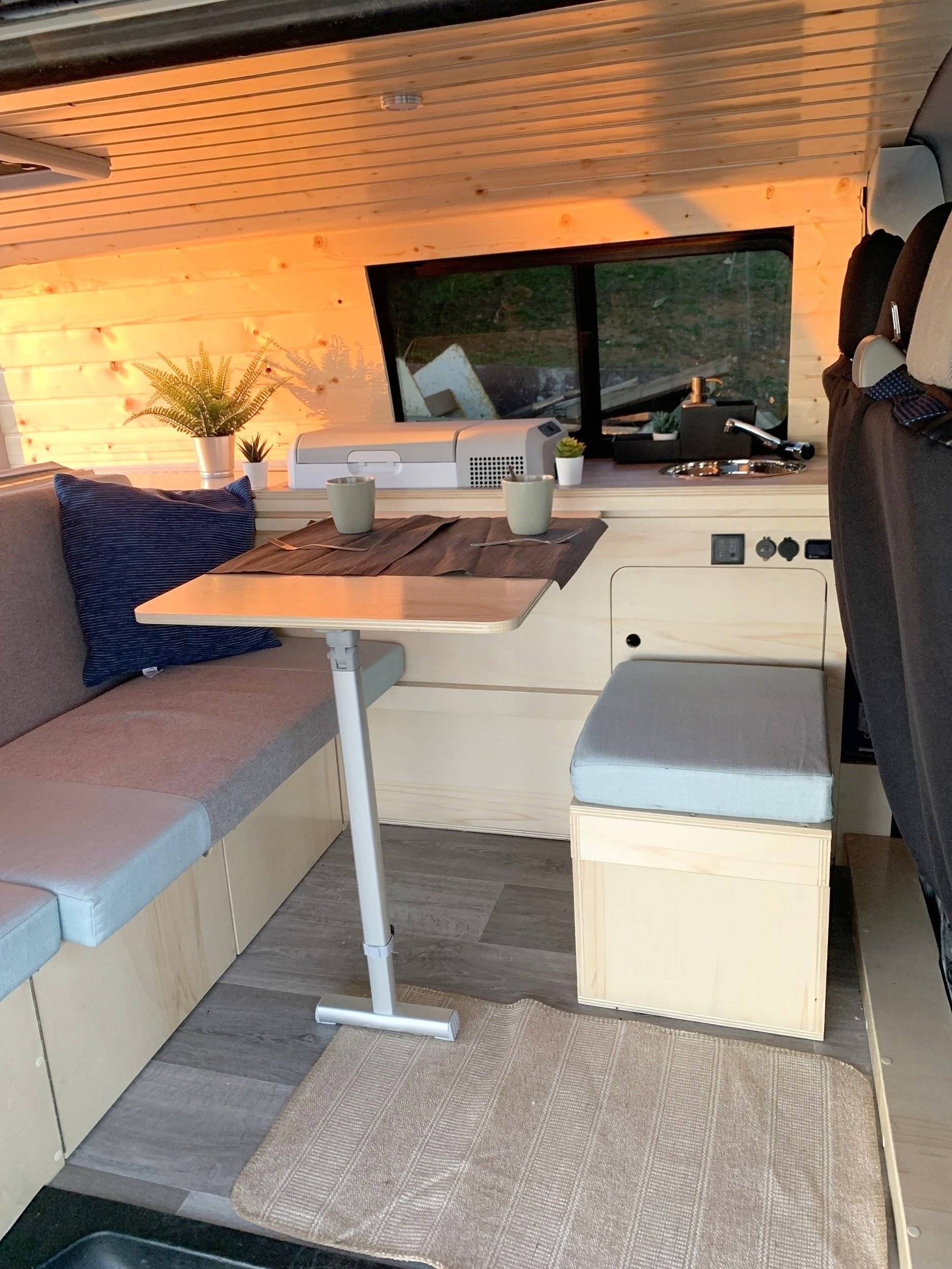 Dining Area Volkswagen - Yescapa