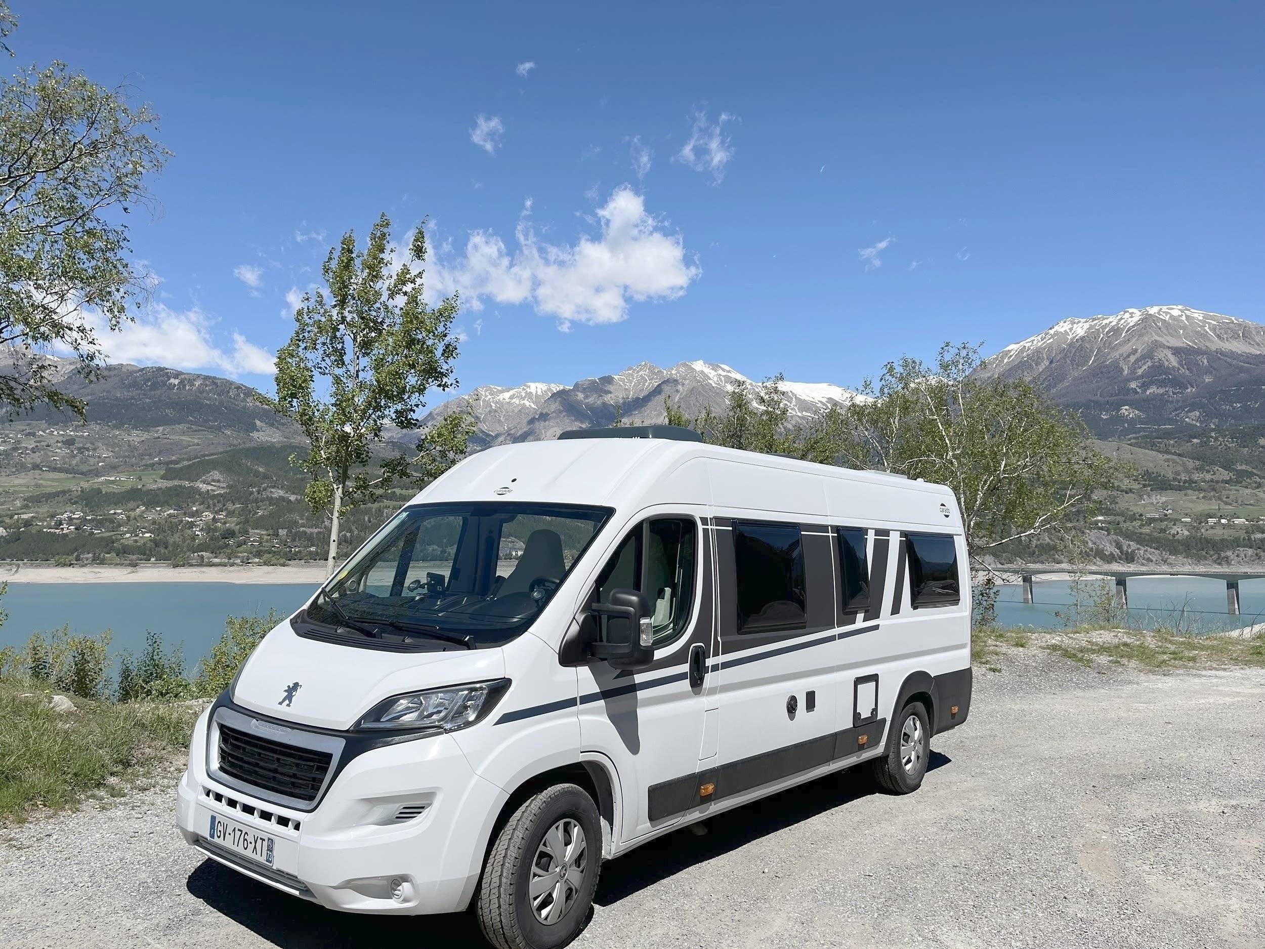 Vista del vehículo ángulo delantero Peugeot Boxer 2.2 Blue HDI 140ch - Yescapa