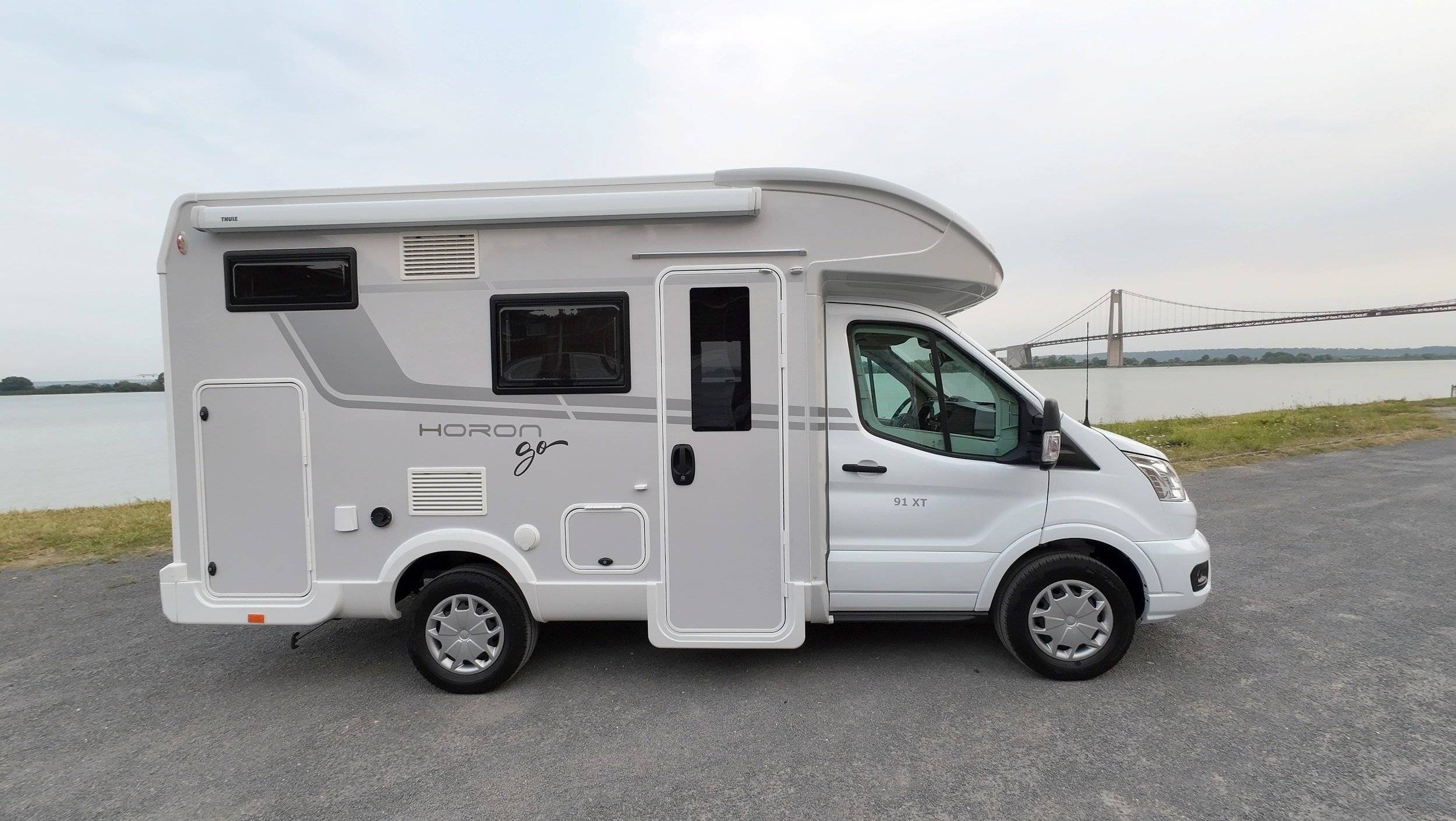 schräge Vorderansicht Ford FORD Transit 2,0 TDCI 170 CV - Euro 6 - Yescapa