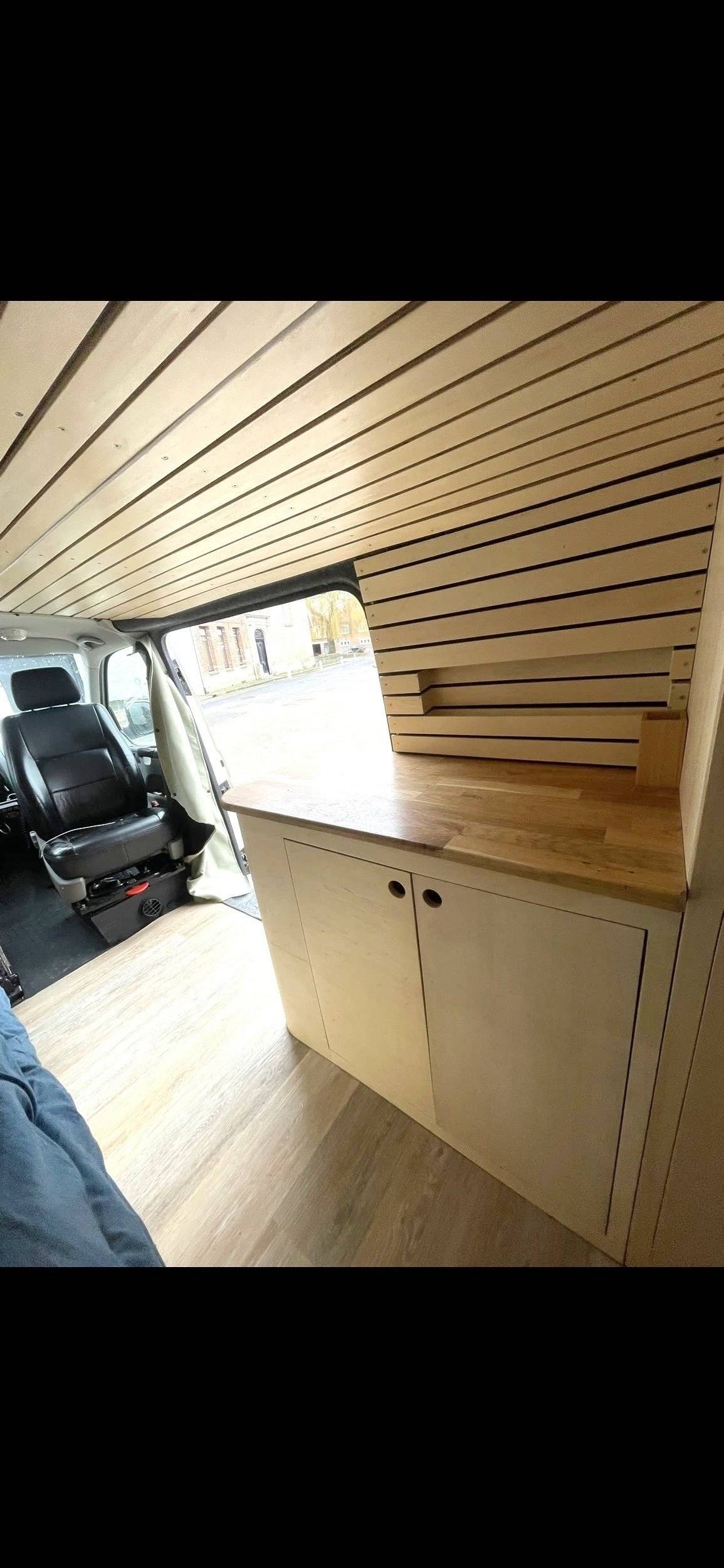 Dining Area Volkswagen T5 2,5 l 130 ch - Yescapa