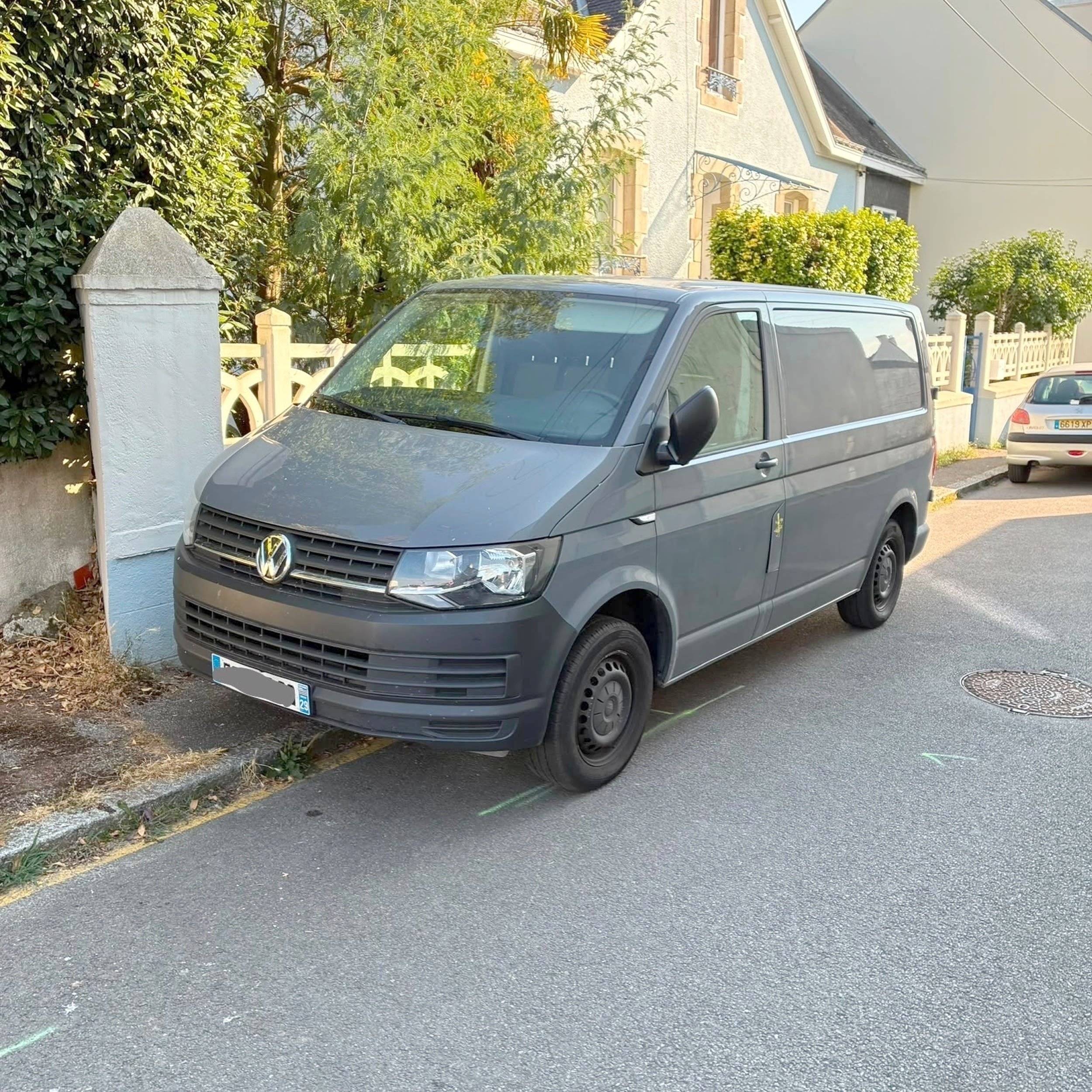 Vista de 3/4 Volkswagen T6 2 l 102 - Yescapa