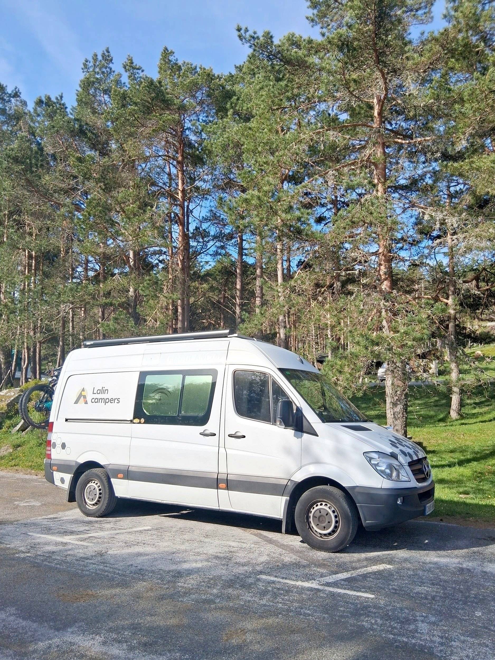 Vista de 3/4 Mercedes Sprinter 2,2 l CDI 130 ch - Yescapa