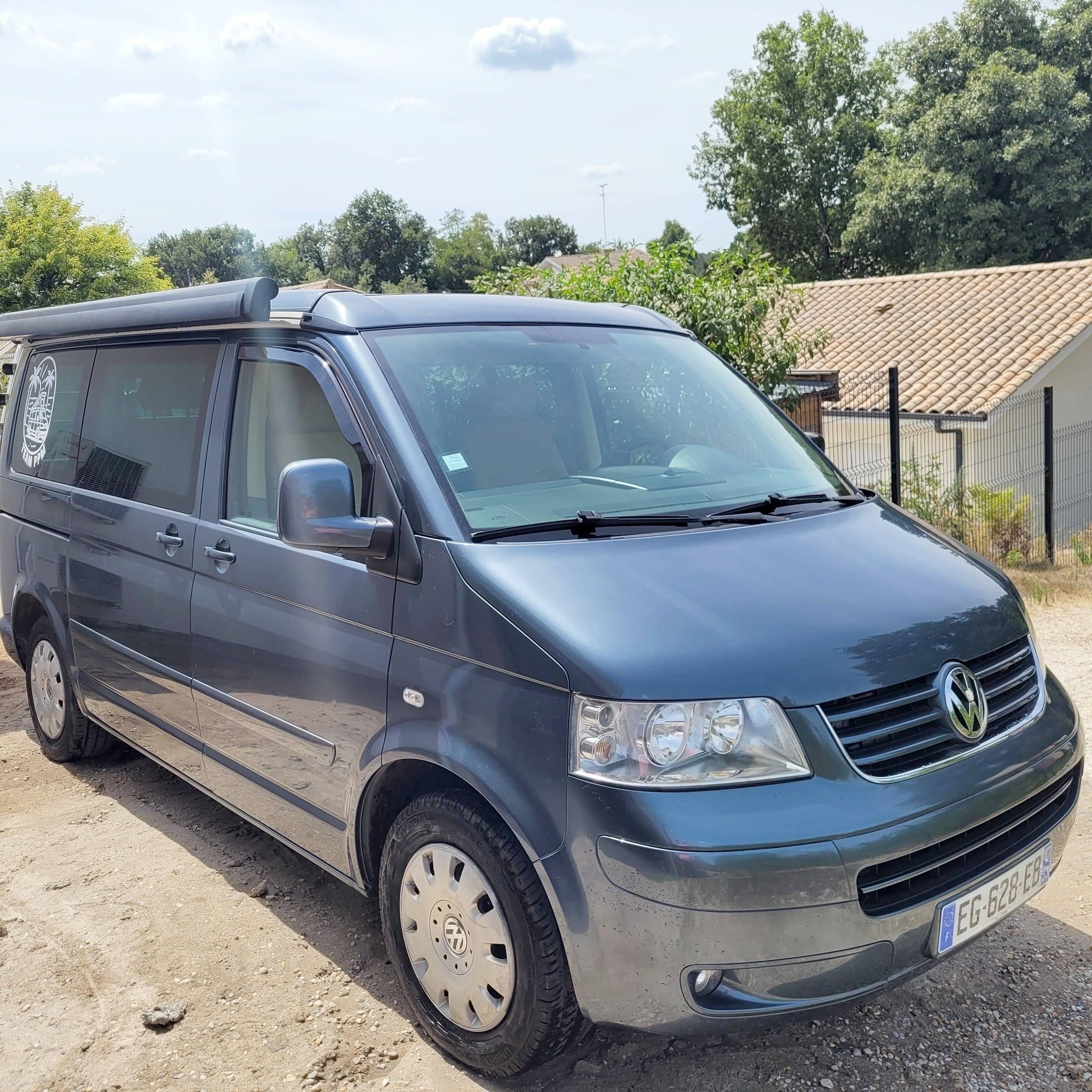 Front view from 3/4 Volkswagen California T5 - Yescapa