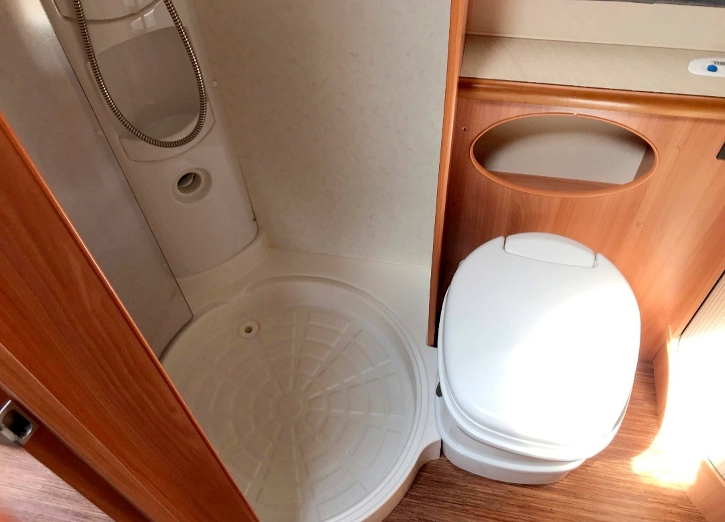 Bathroom / Toilets  - Yescapa
