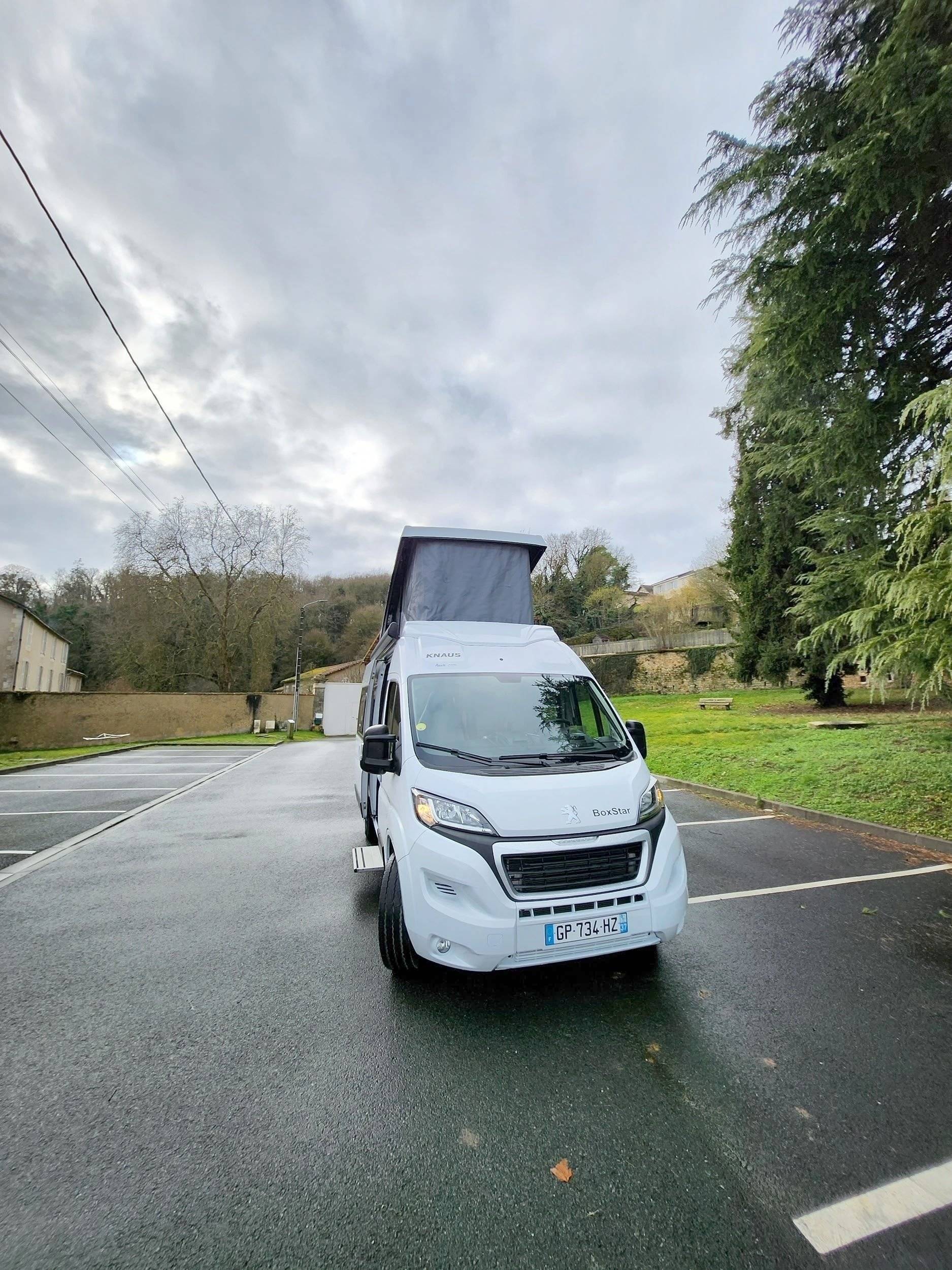 Vista frontale a ¾ Peugeot - Yescapa