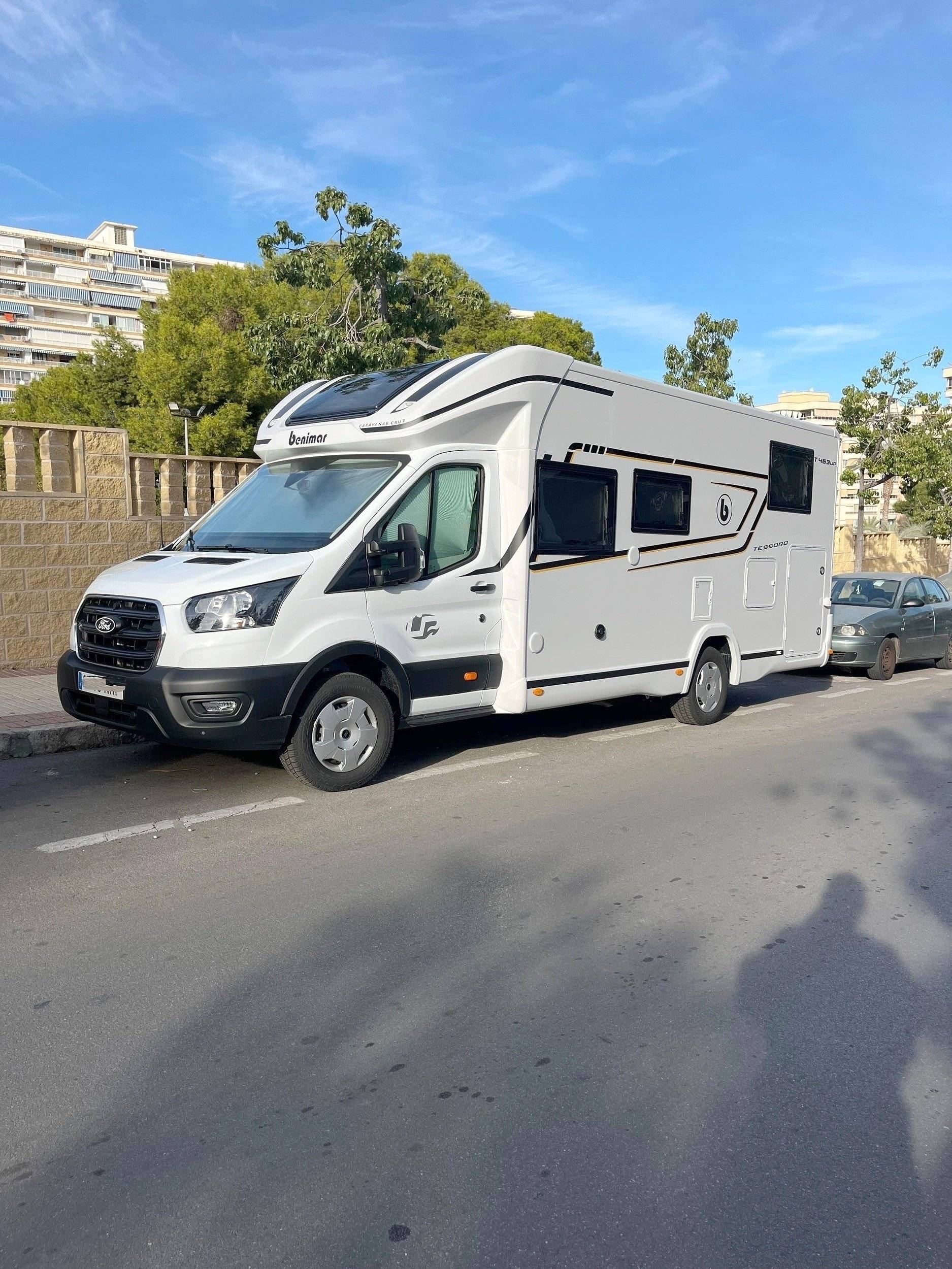 schräge Vorderansicht Ford - Yescapa