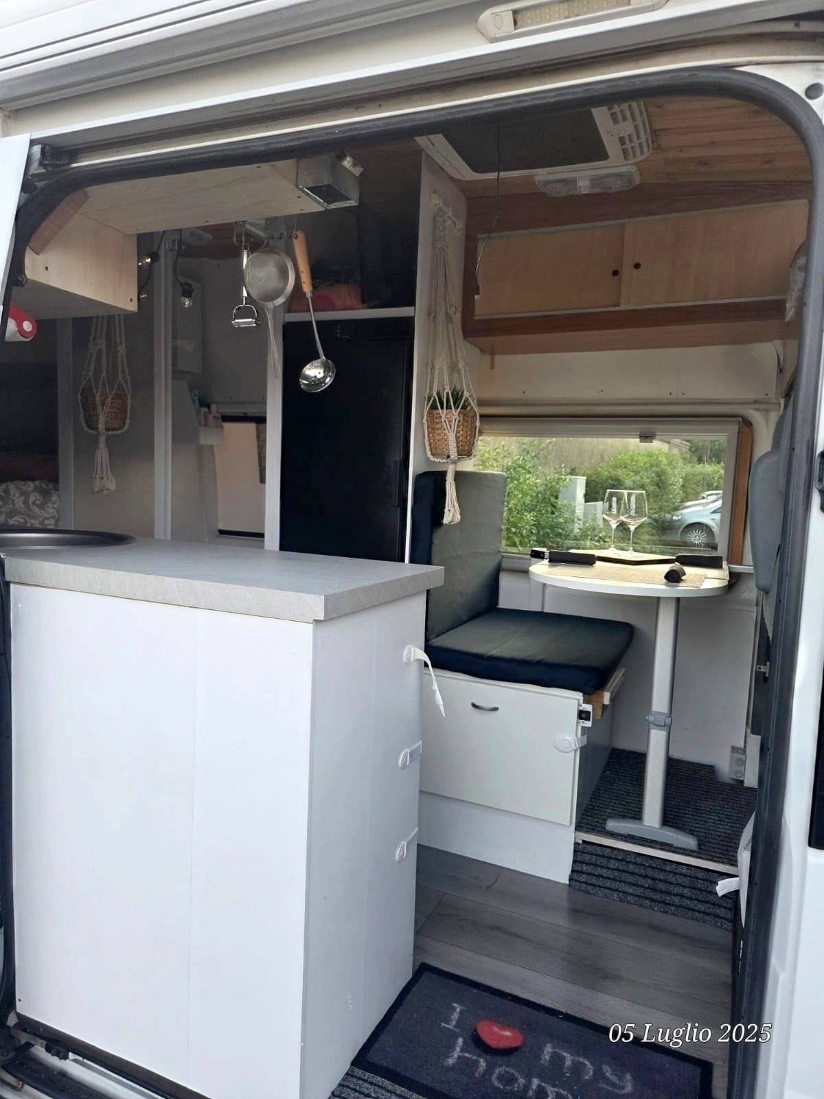 Coin repas Ford Transit Tourneo 2.4 - Yescapa