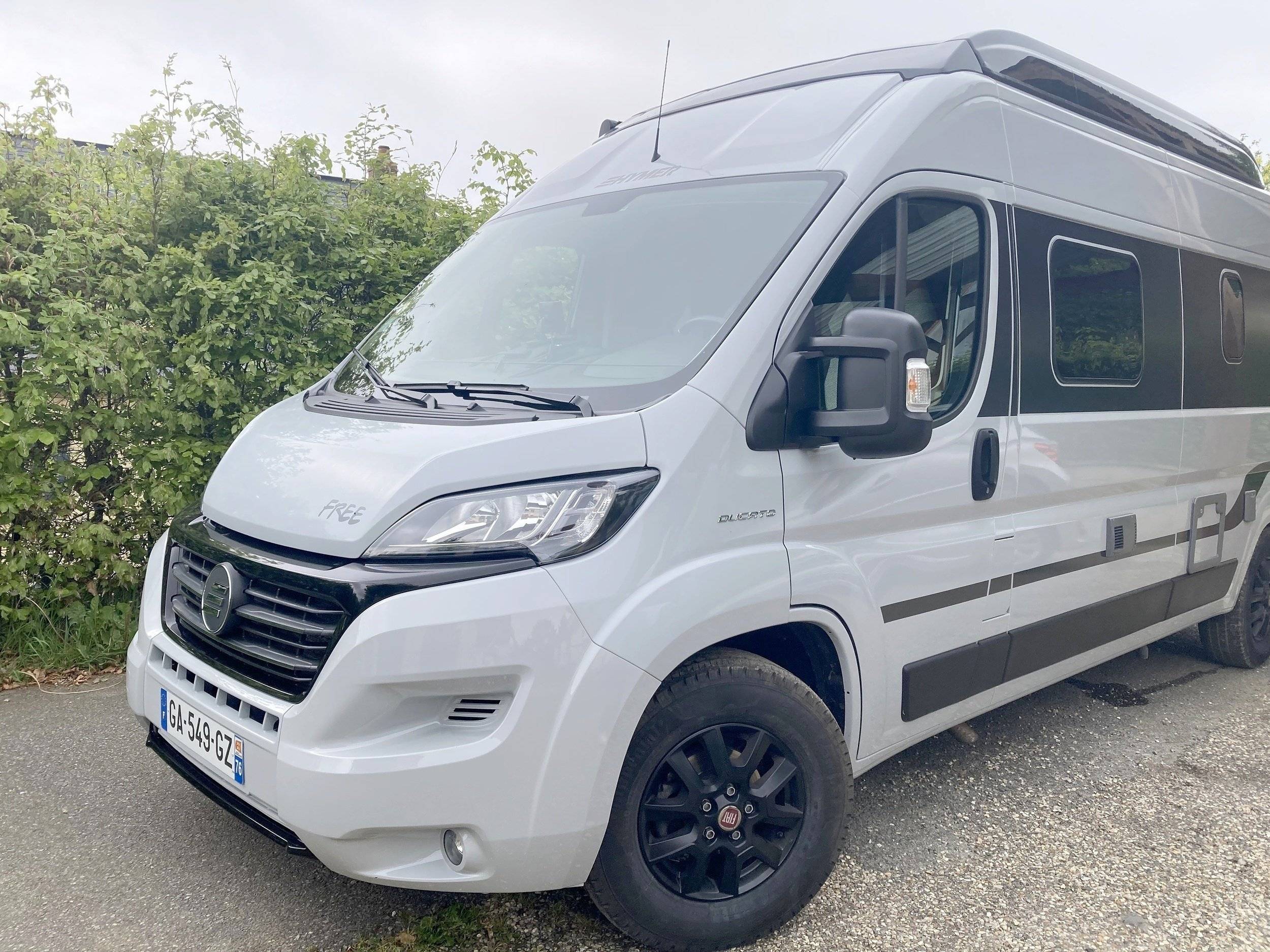 schräge Vorderansicht Fiat Ducato 2,3 l 130 ch. - Yescapa
