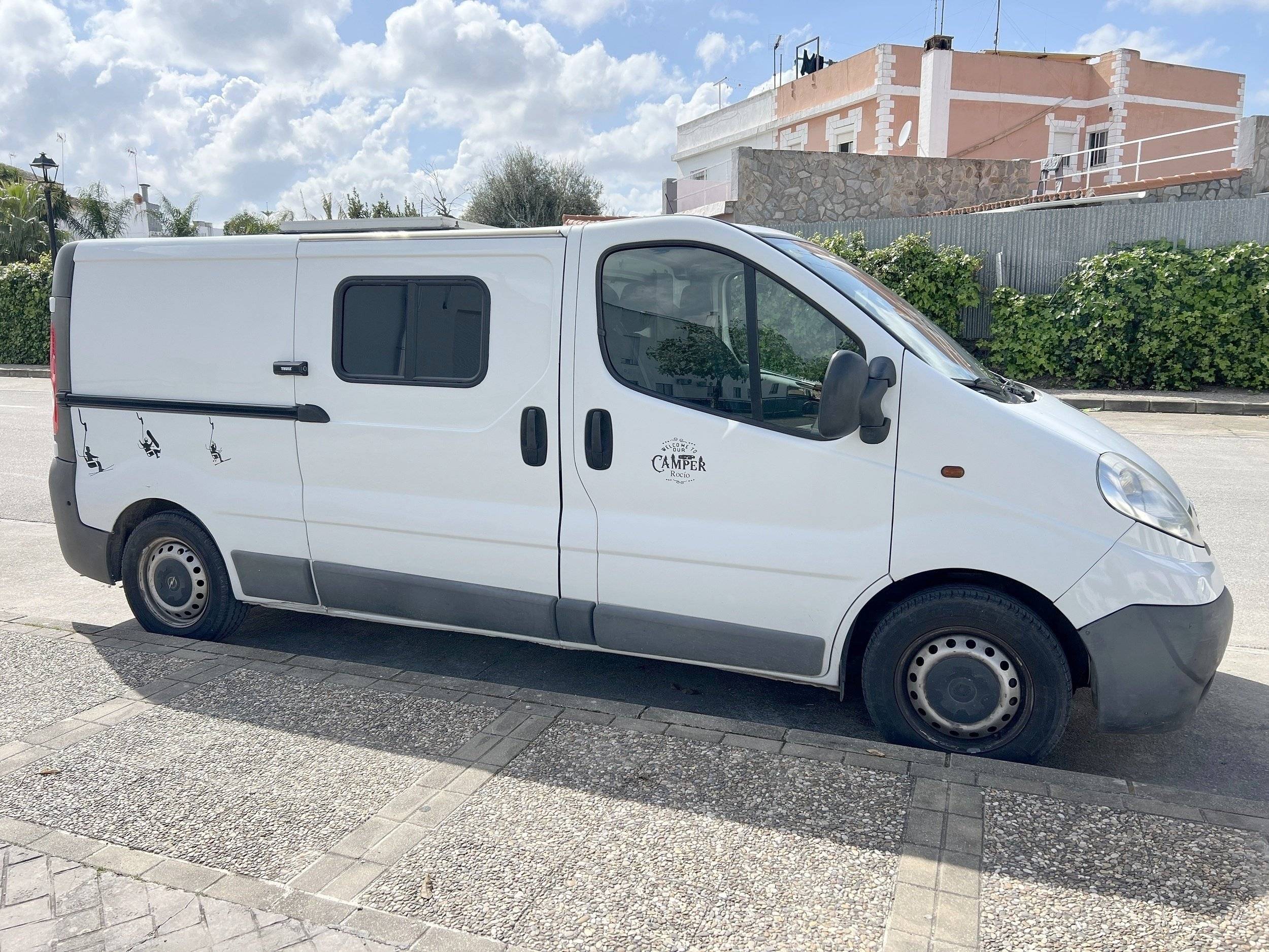 Vista del vehículo ángulo delantero Renault 2,0 l 90 ch - Yescapa