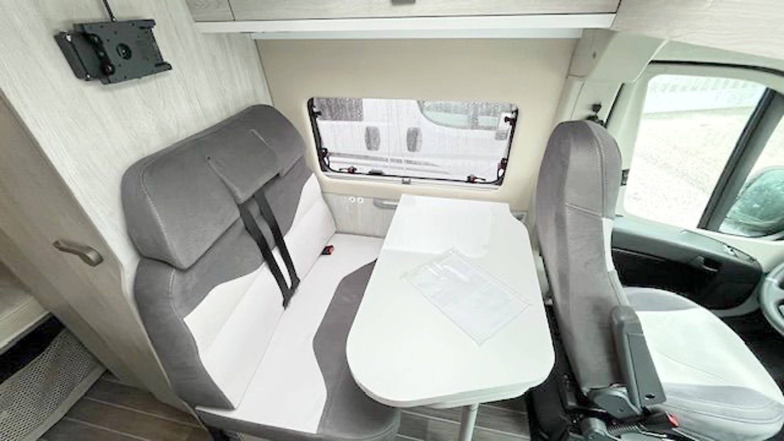 Área de jantar Citroën Jumper 2,0 l 130 ch - Yescapa
