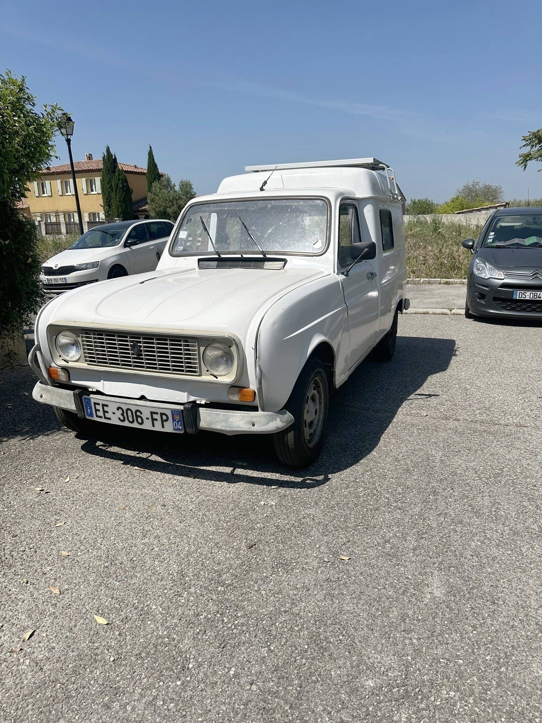 Front view from 3/4 Renault 4L - Yescapa