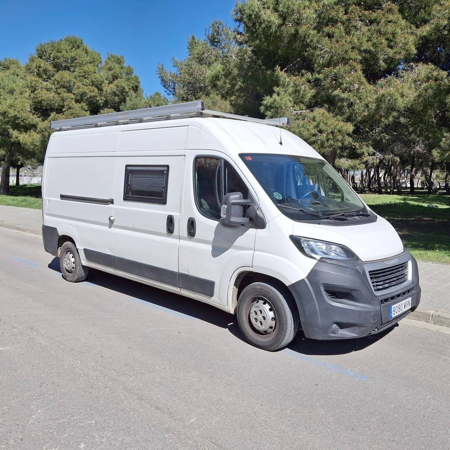 Vue avant de 3/4 Peugeot - Yescapa