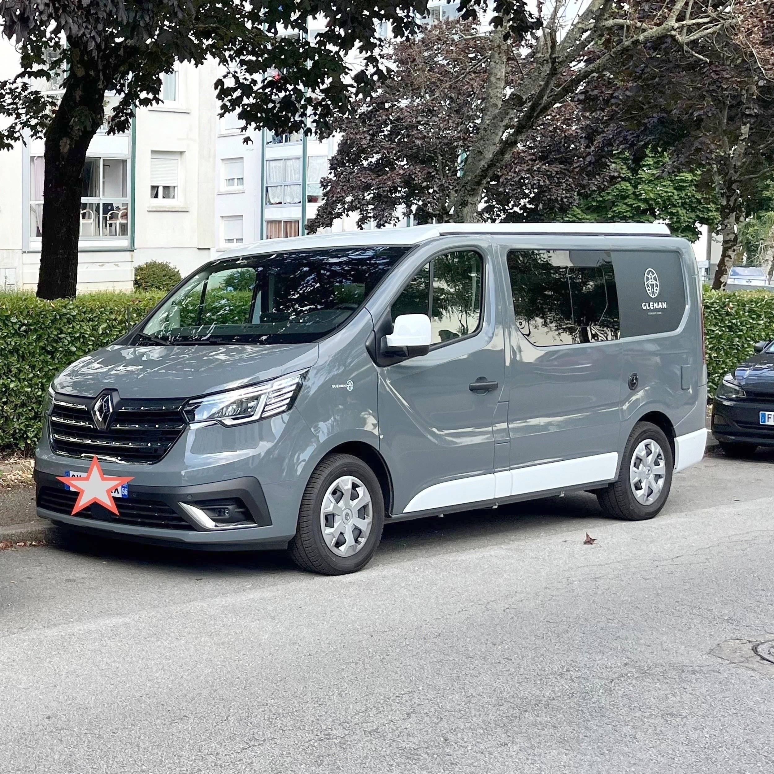 Vista de 3/4 Renault Renault Trafic 150cv - Yescapa