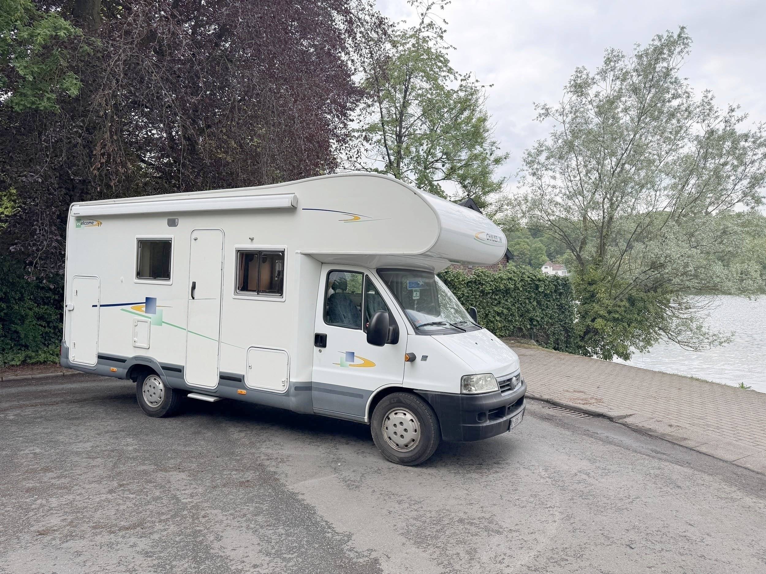 Front view from 3/4 Fiat Ducato 2.8 JTD - Yescapa