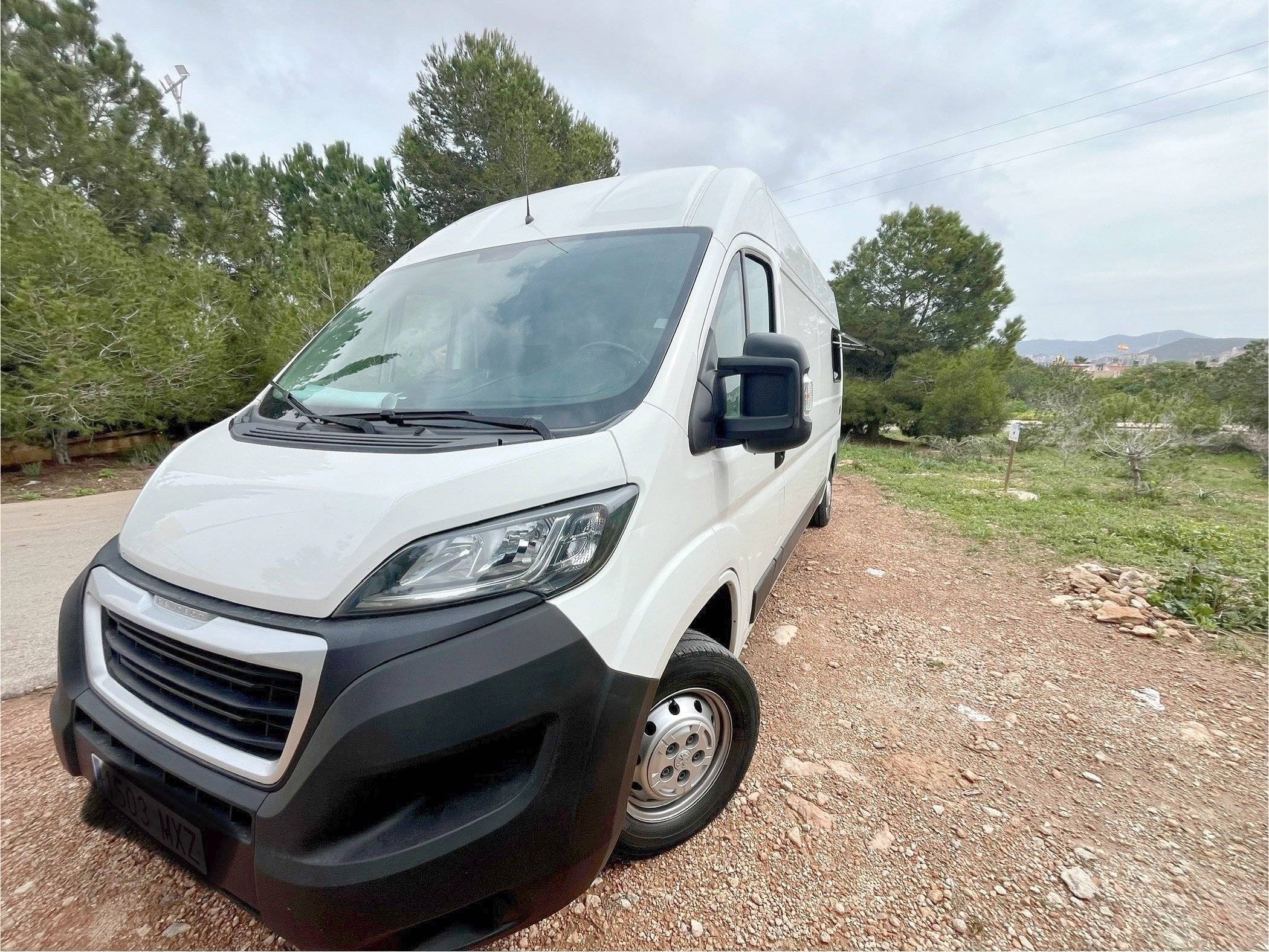 schräge Vorderansicht Peugeot Boxer 2,0 l 130 ch - Yescapa