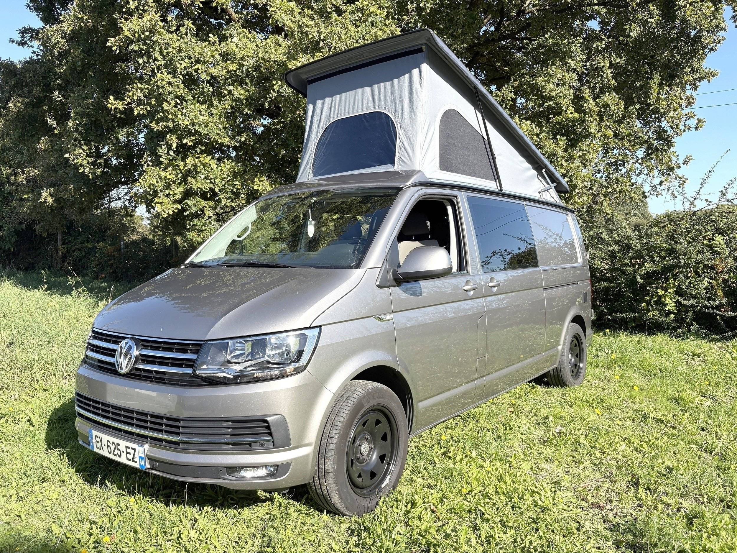Vista frontale a ¾ Volkswagen T6 Van Business 2,0 l 150 ch - Yescapa