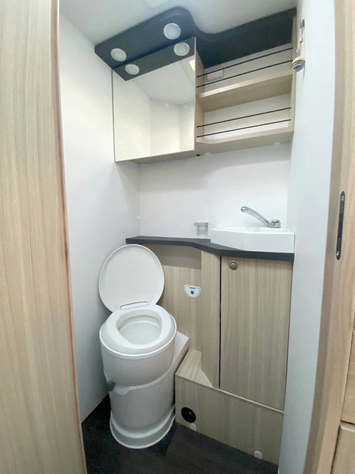 Adria Sunliving A75DP