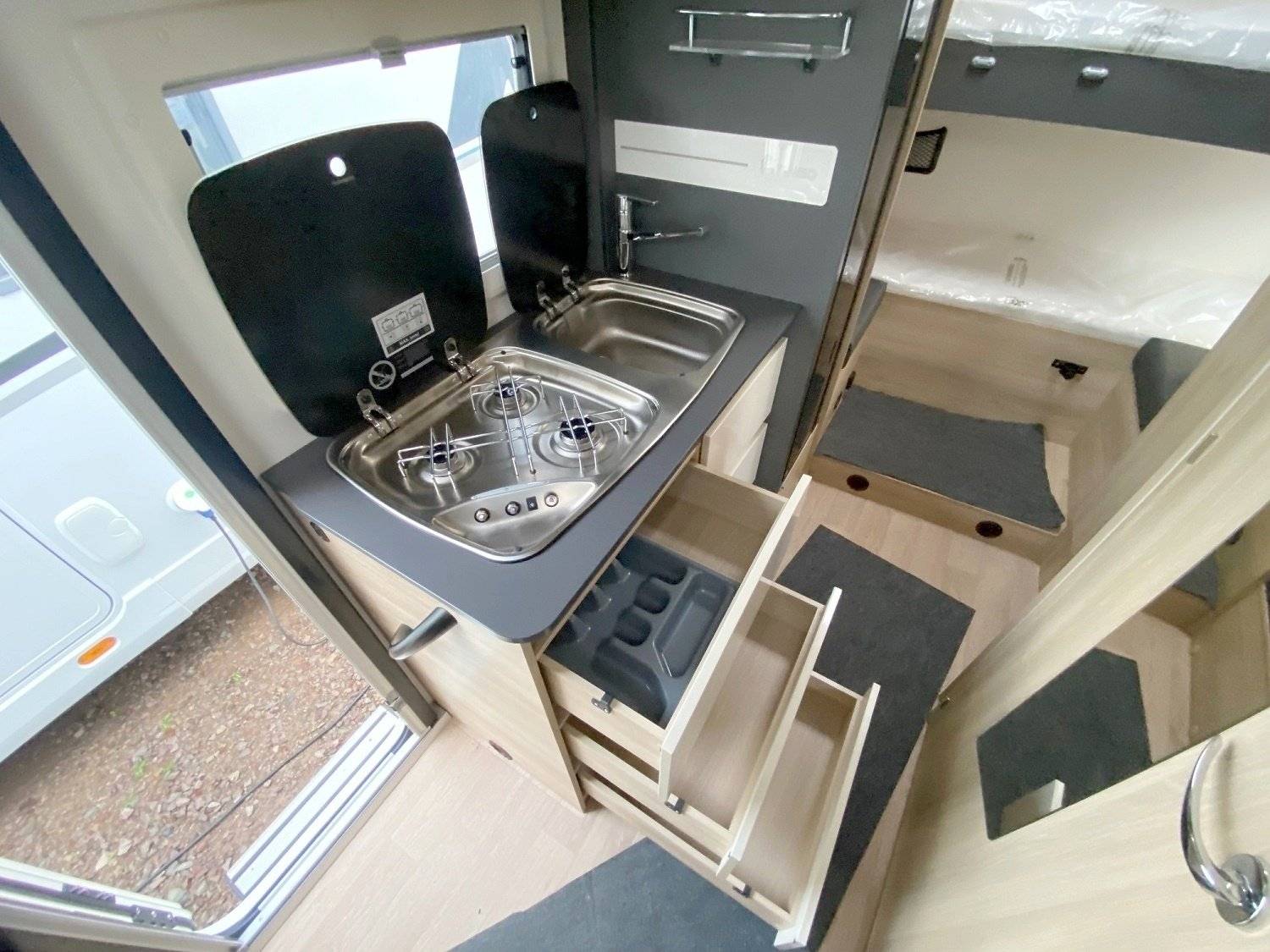 Dining Area Peugeot CS660 - Yescapa