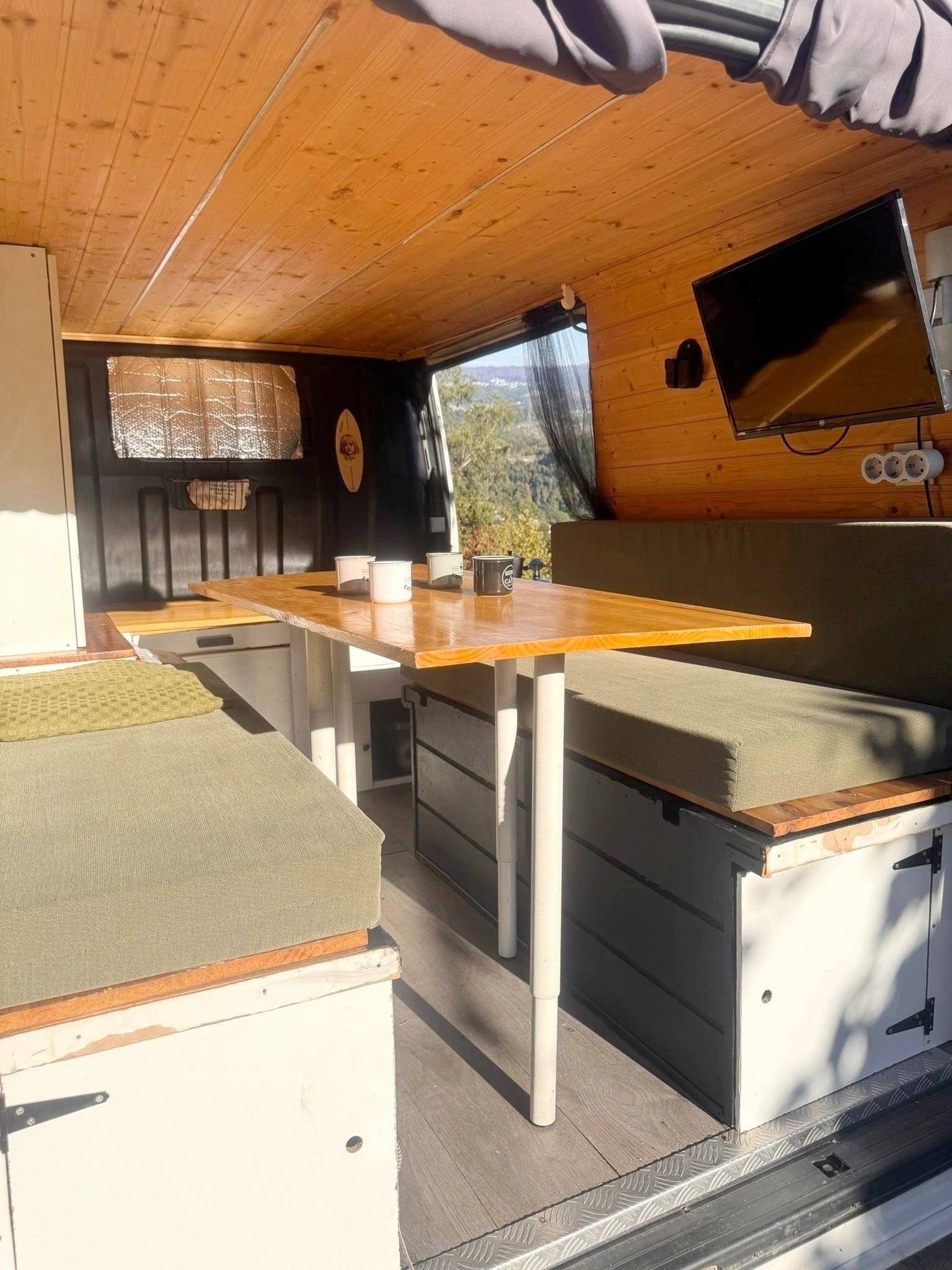Dining Area Peugeot Peugeot boxer - Yescapa