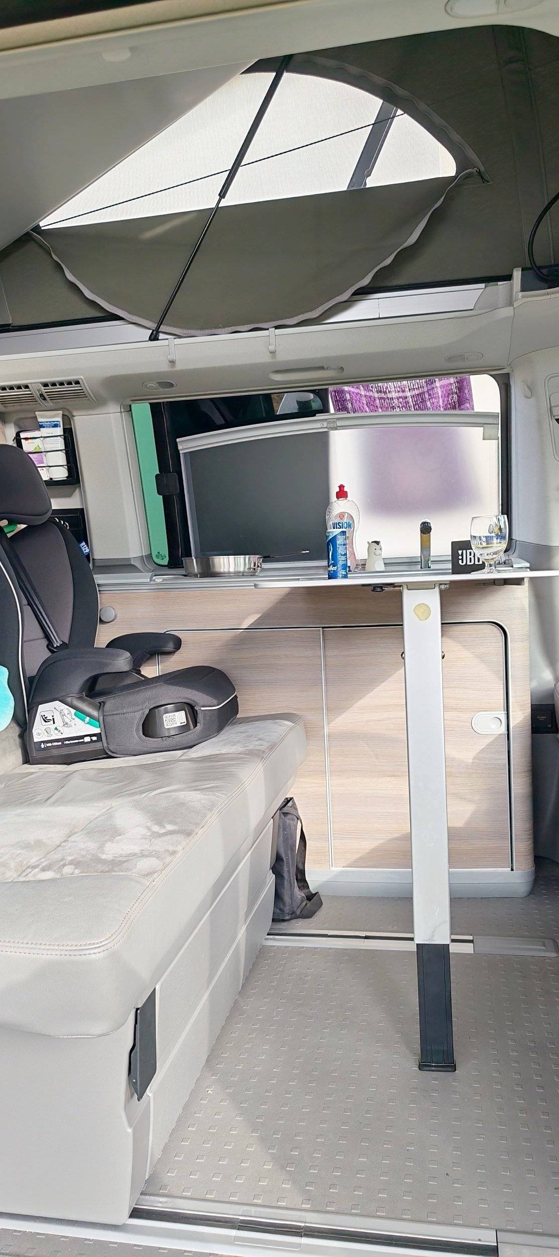 Dining Area Volkswagen T5 2,0 l 180 ch - Yescapa