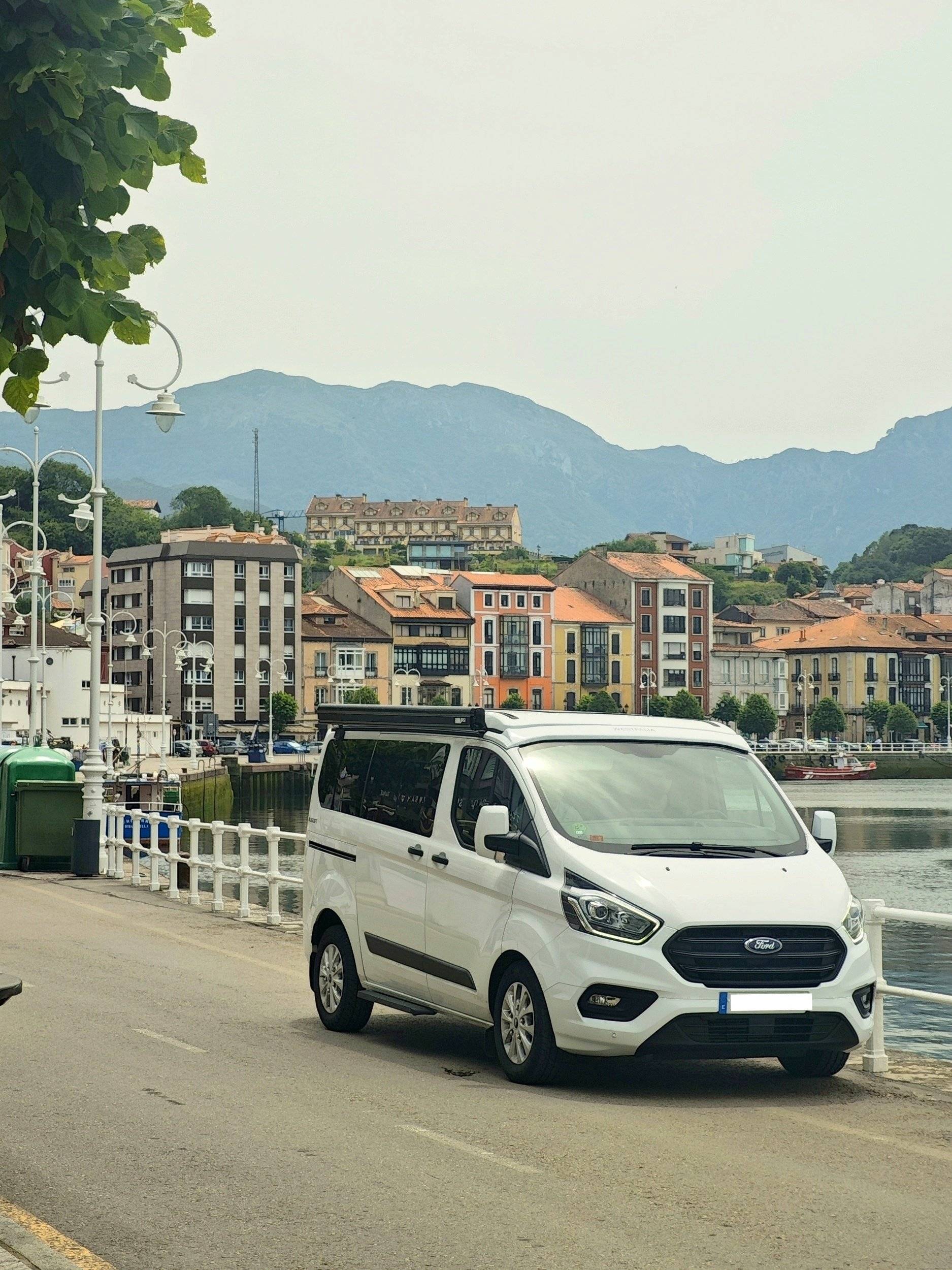 schräge Vorderansicht Ford Transit - Yescapa
