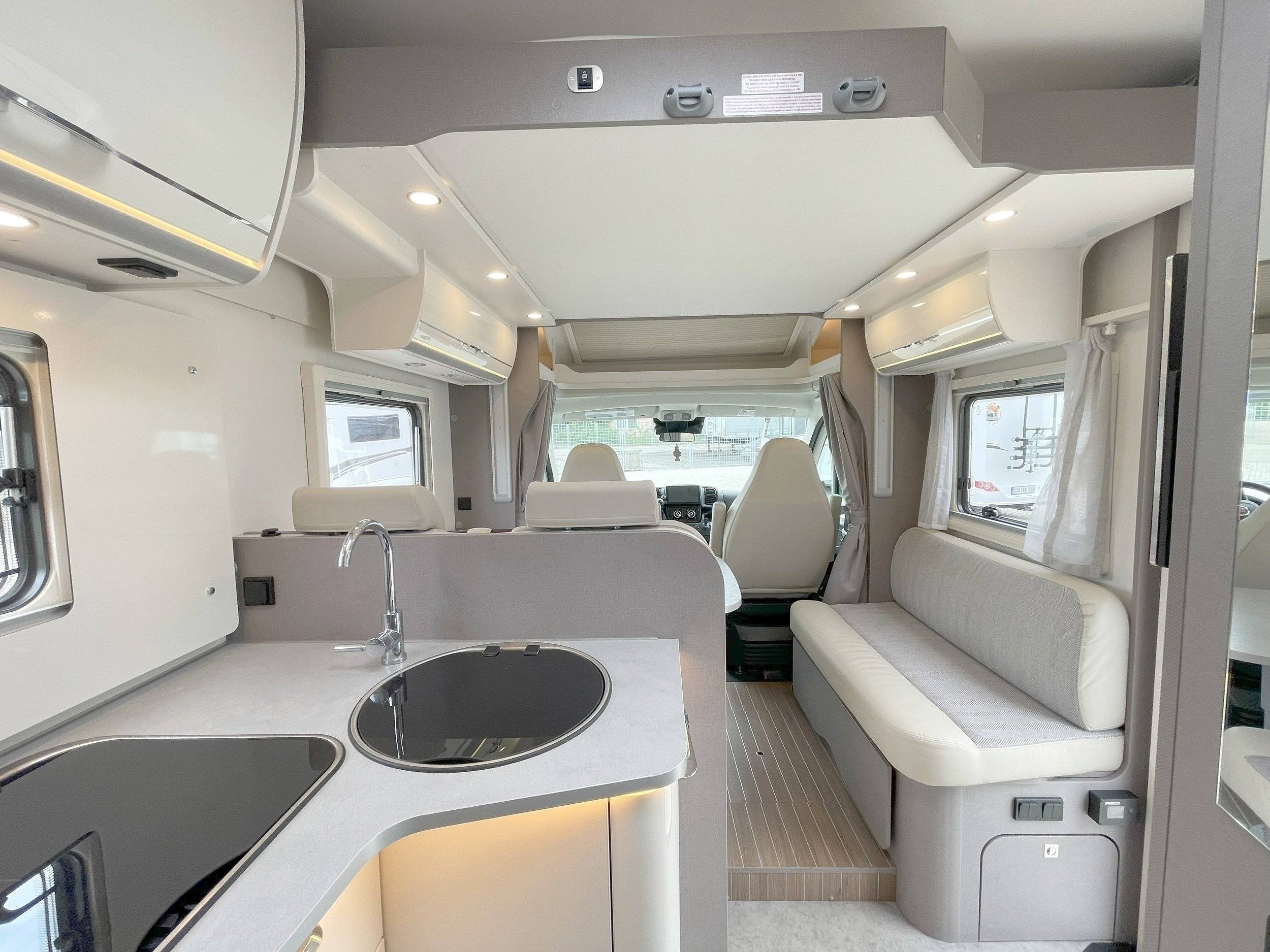 Dining Area Fiat Ducato - Yescapa