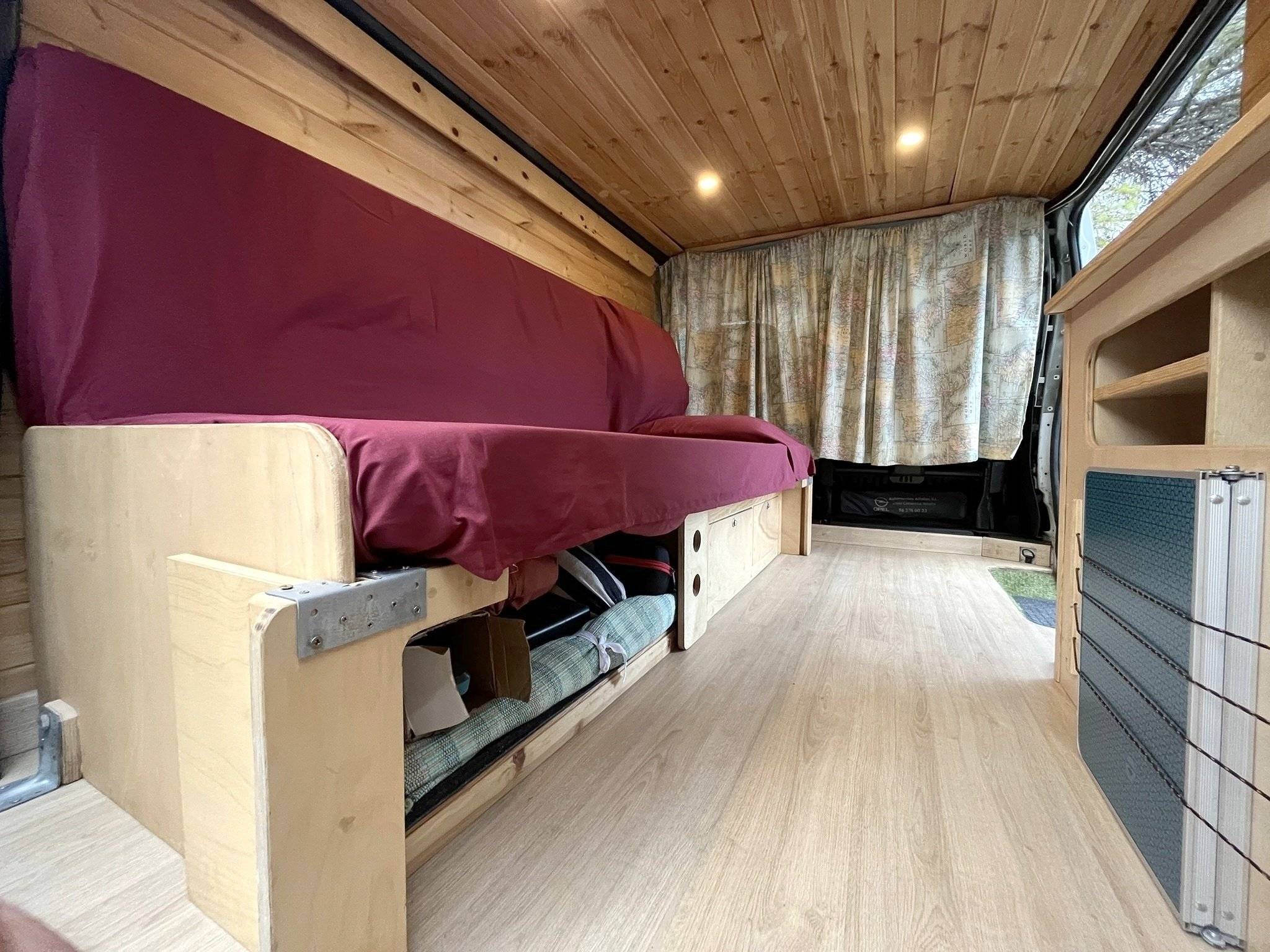 Dining Area Renault Renault Trafic - Yescapa