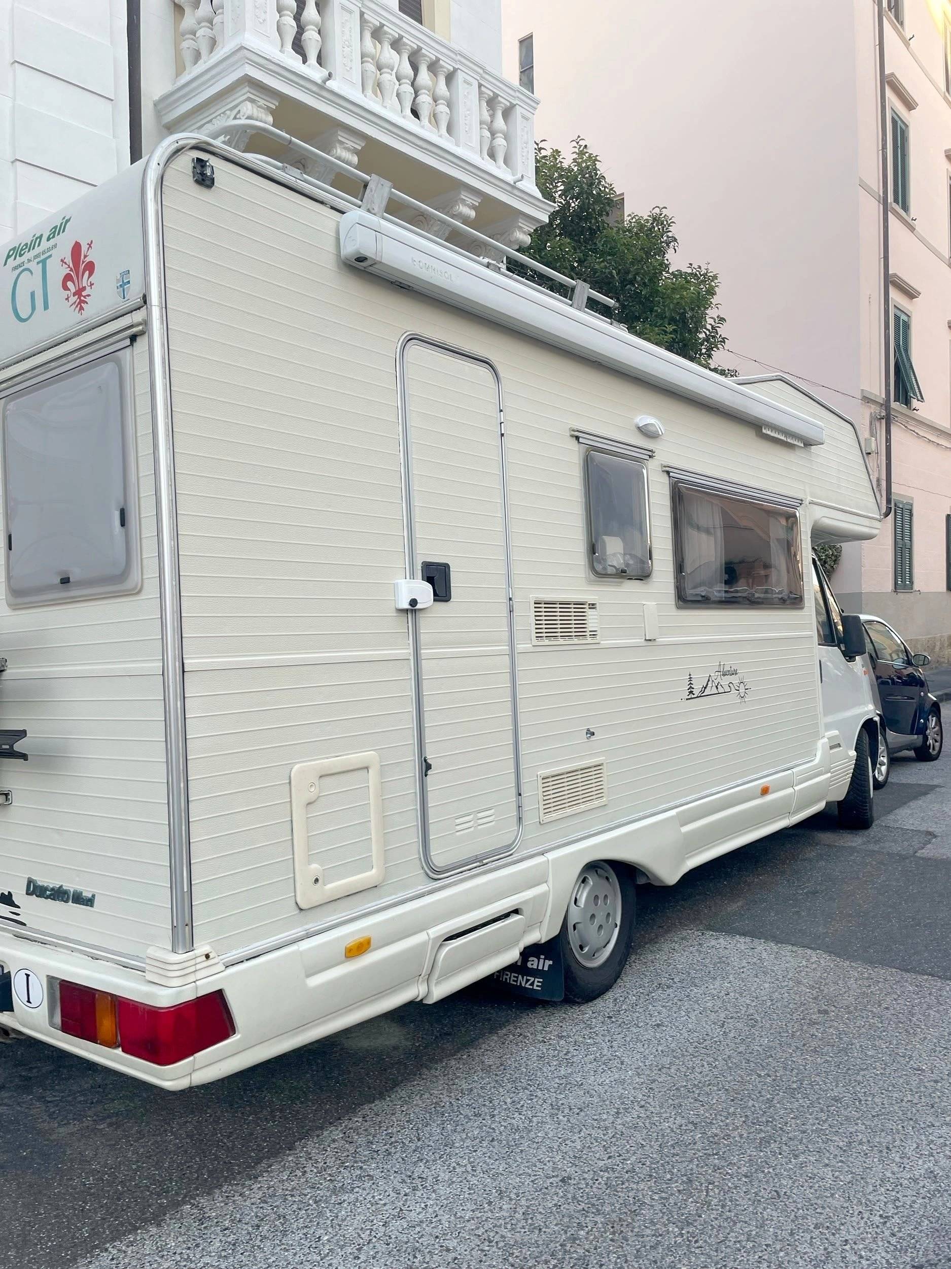 Vista del vehículo ángulo delantero Fiat 2,8 idTD - Yescapa