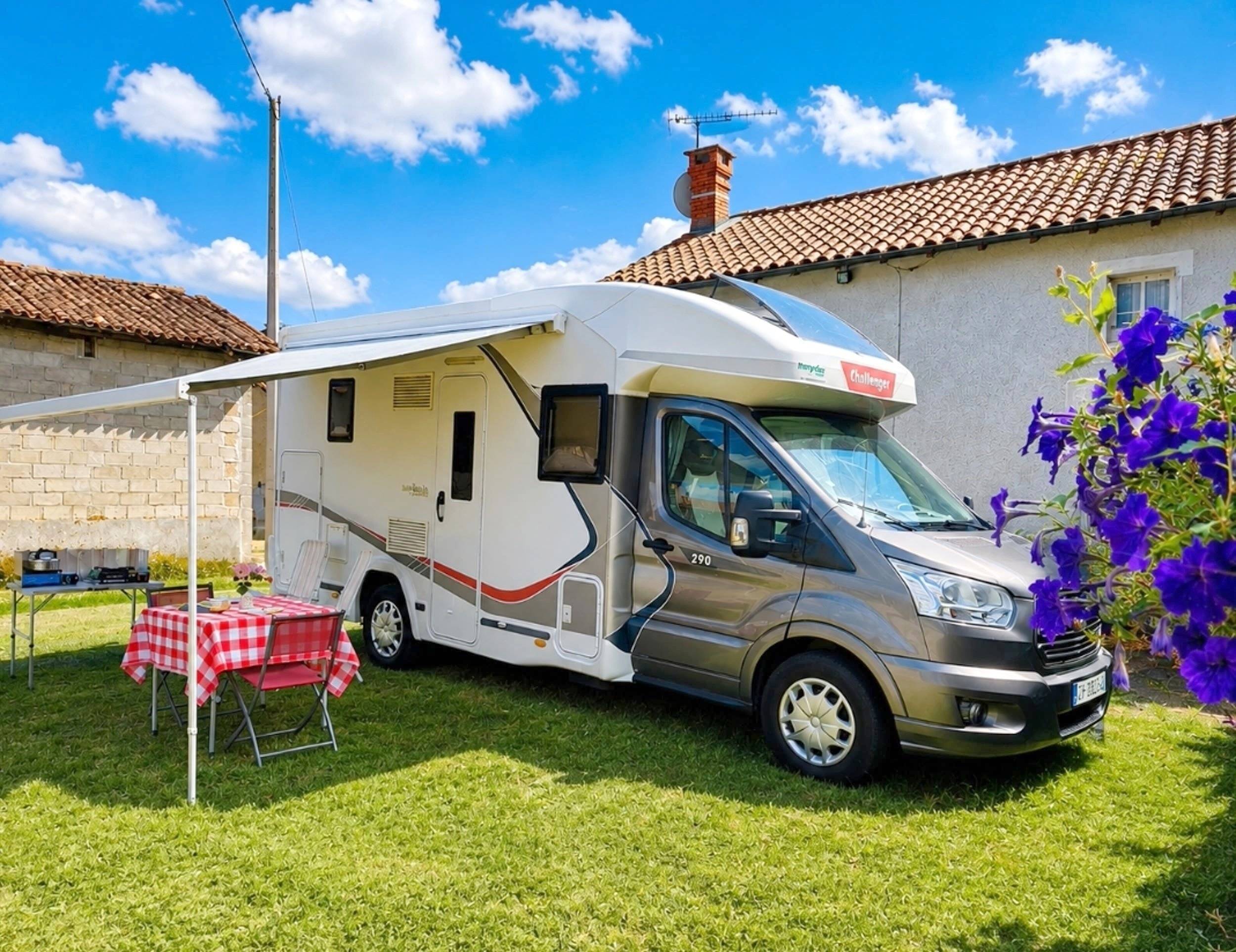schräge Vorderansicht Ford Transit 2,2 l TDCi 110 ch. - Yescapa