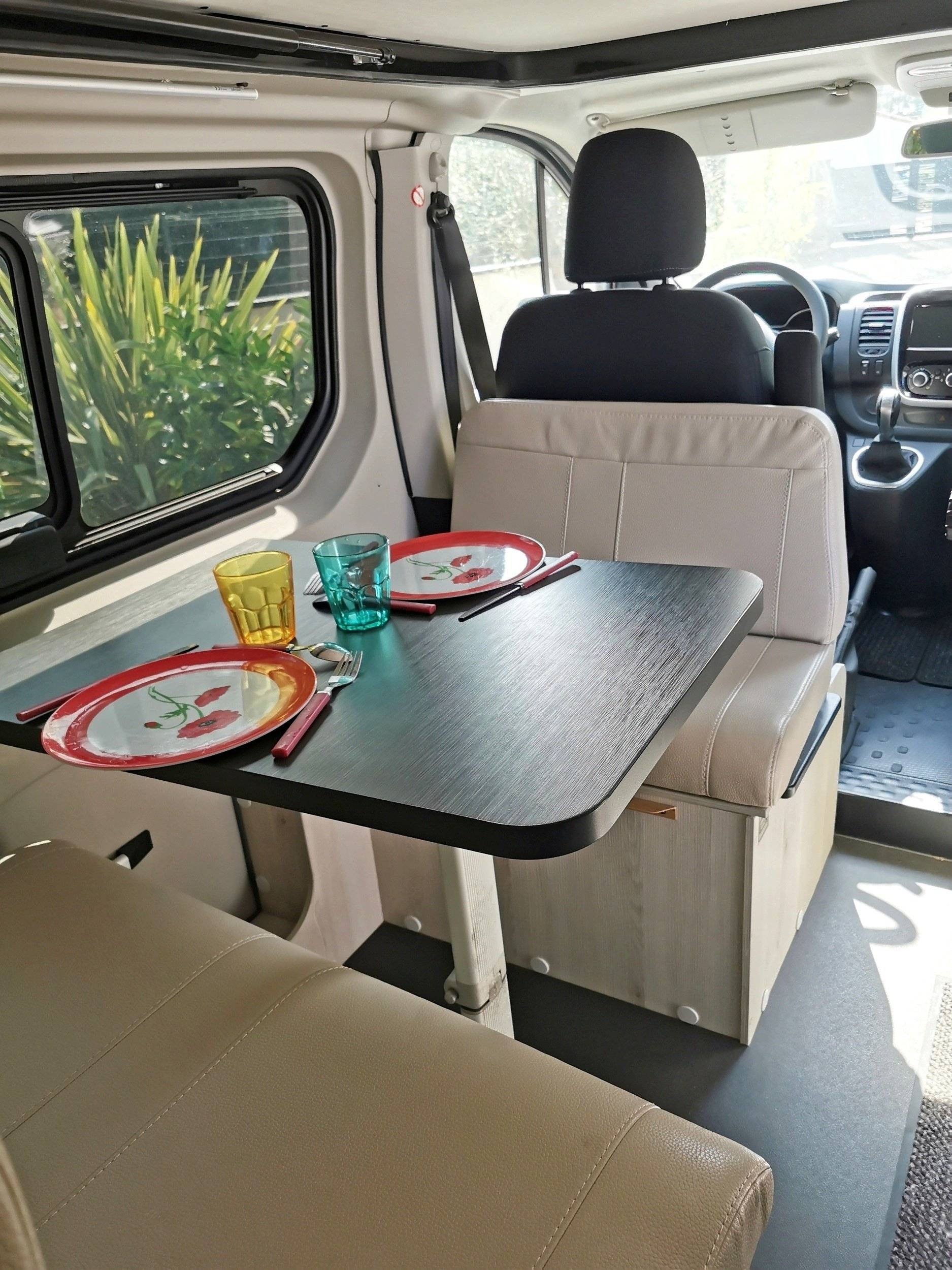 Dining Area Renault Renault trafic cm font t vendome - Yescapa