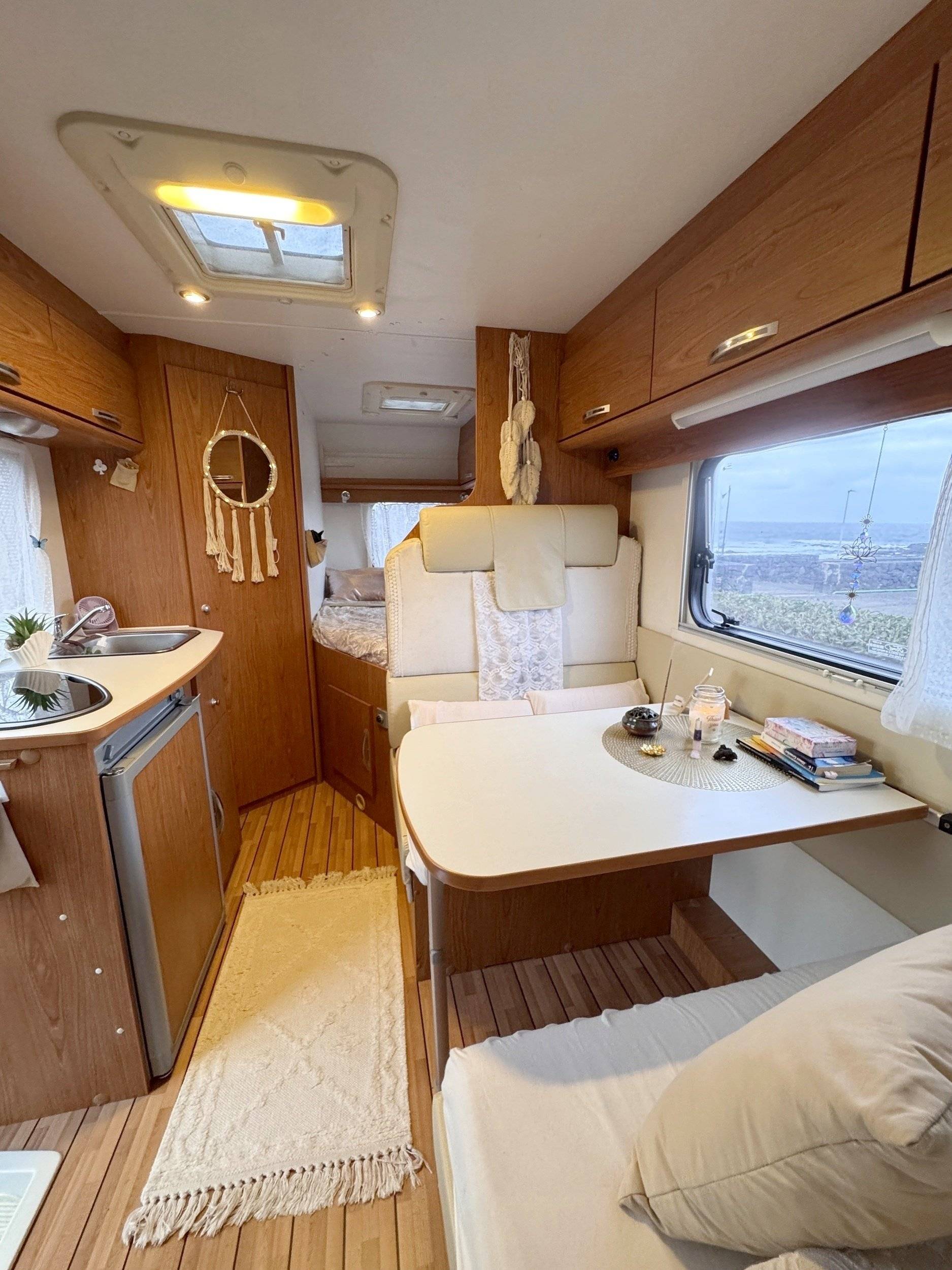 Dining Area Ford FORD TRANSIT - Yescapa