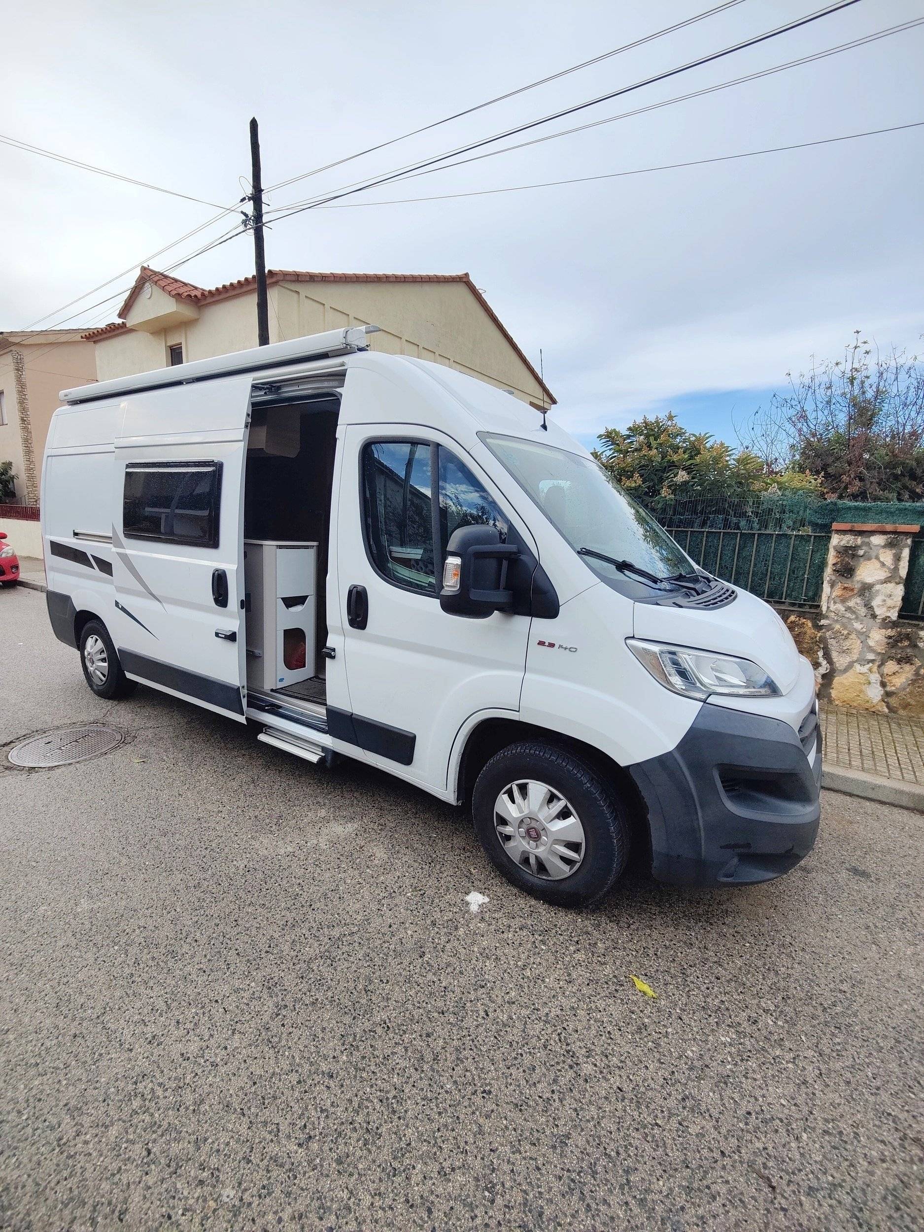 Vue avant de 3/4 Fiat Fiat Ducato, 2.3 l 140 Multijet, Euro 6d-Temp - Yescapa