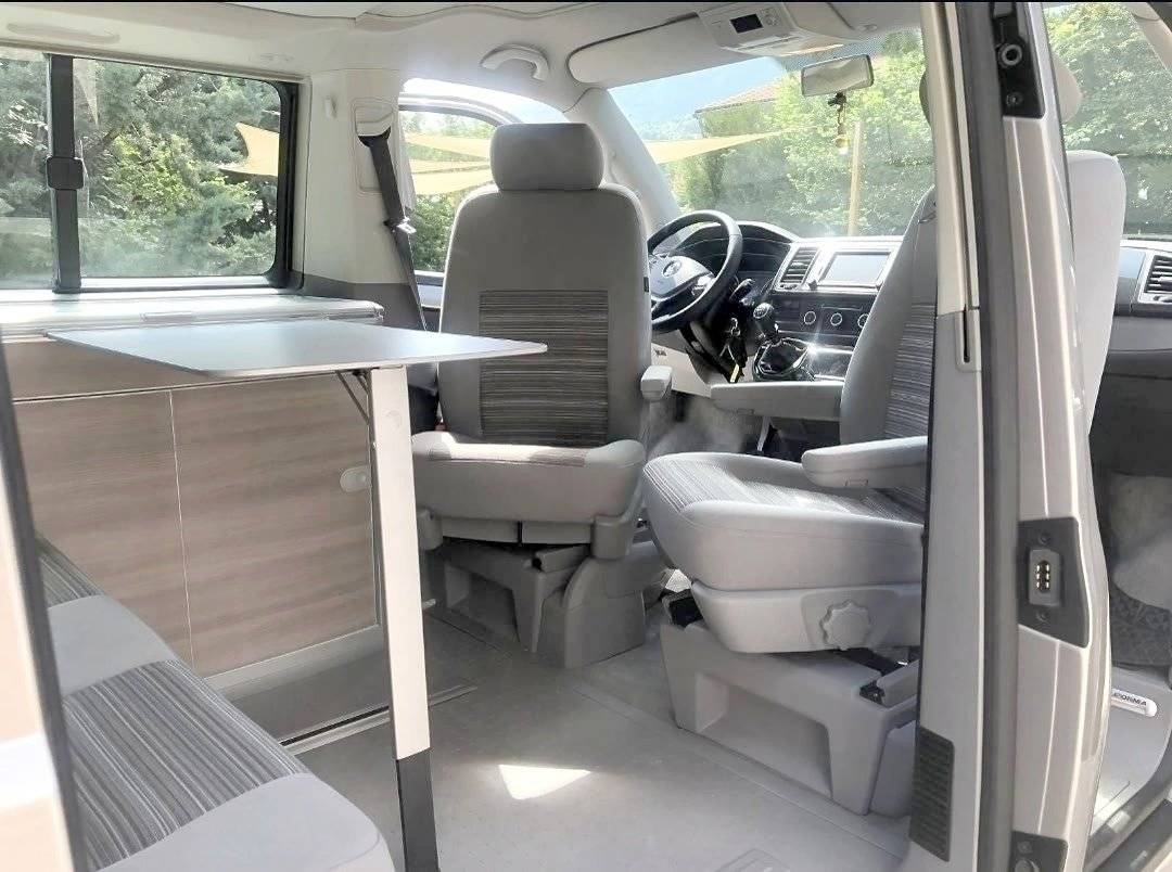 Dining Area Volkswagen VOLKSWAGEN CALIFORNIA - Yescapa