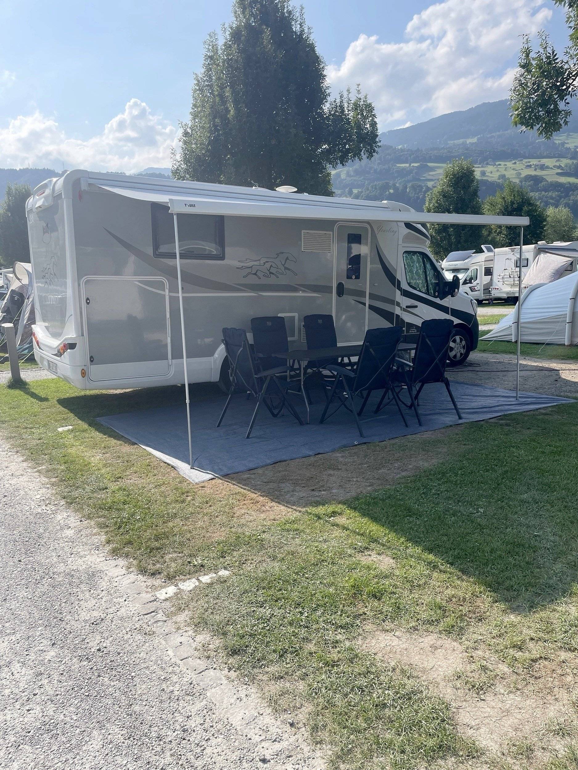 Vista frontale a ¾ Renault Master 2,3 l 165 ch - Yescapa