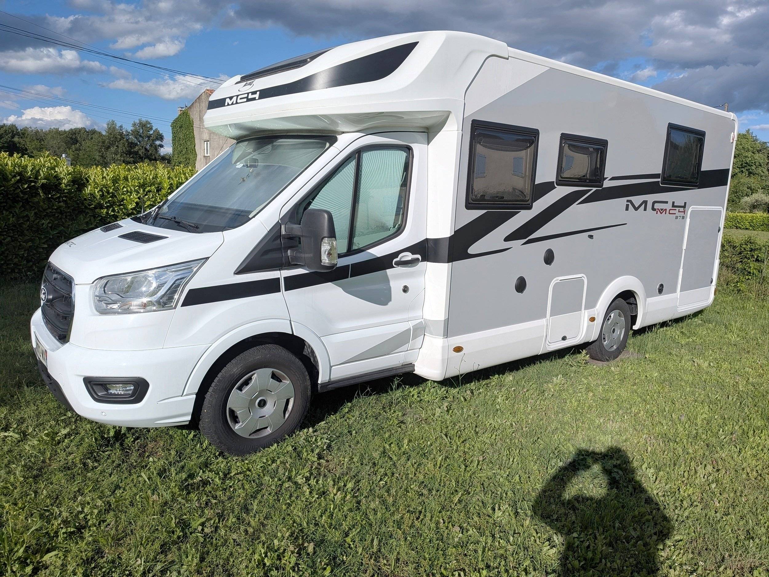 Front view from 3/4 Ford Transit 2,0 l 170 ch - Yescapa
